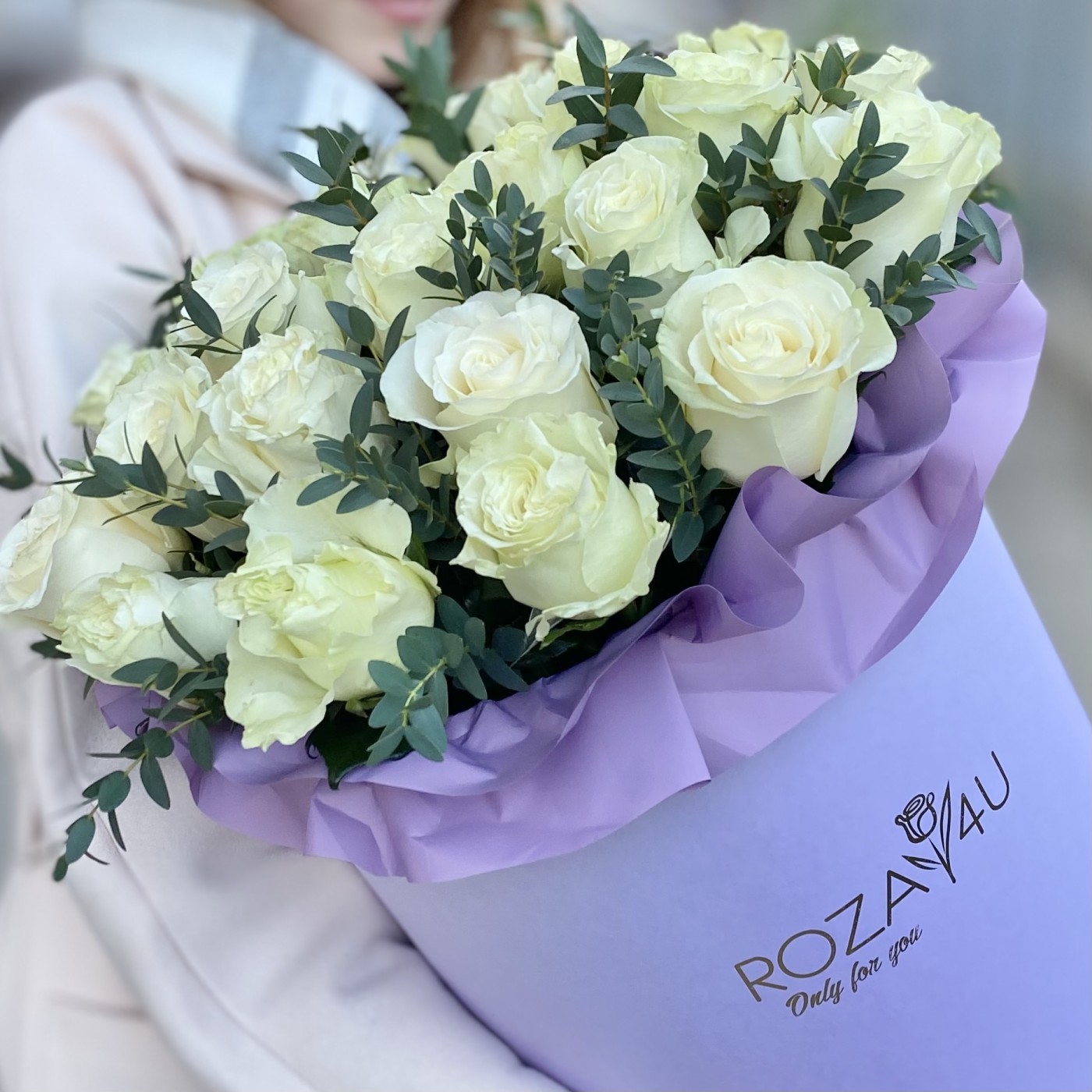25 белых роз Мондиаль с эвкалиптом в коробке