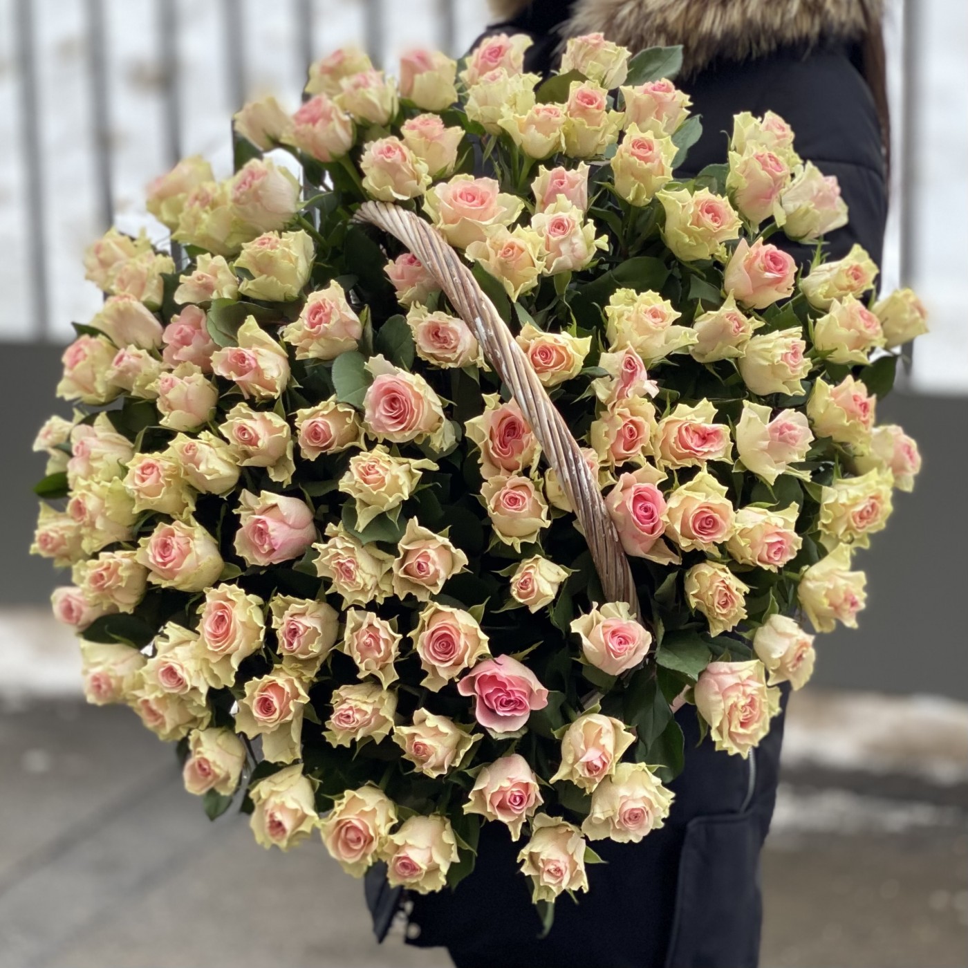 101 бело-розовая роза Топ-гир в корзине