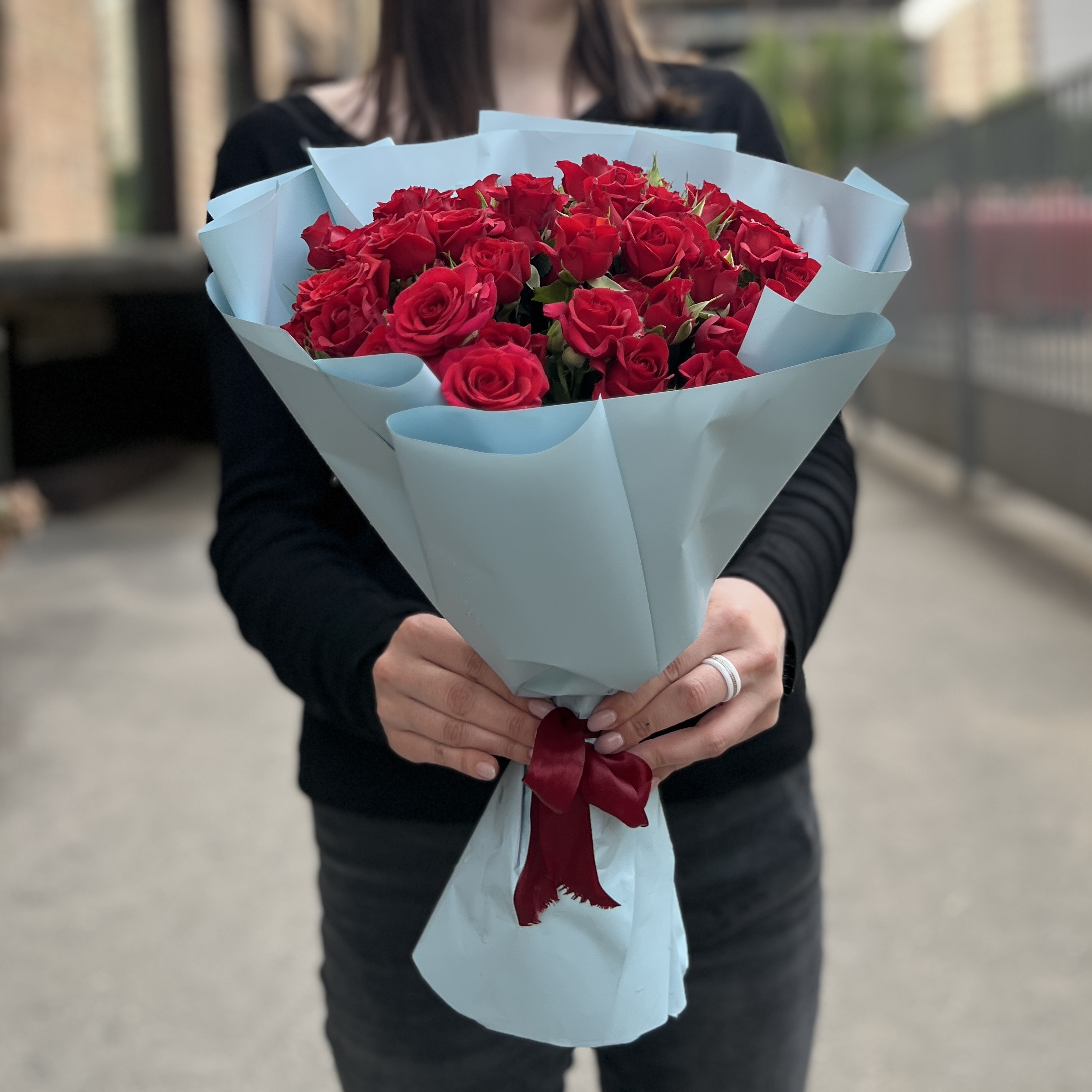 19 кустовых роз Велвет Блоссом 40 см