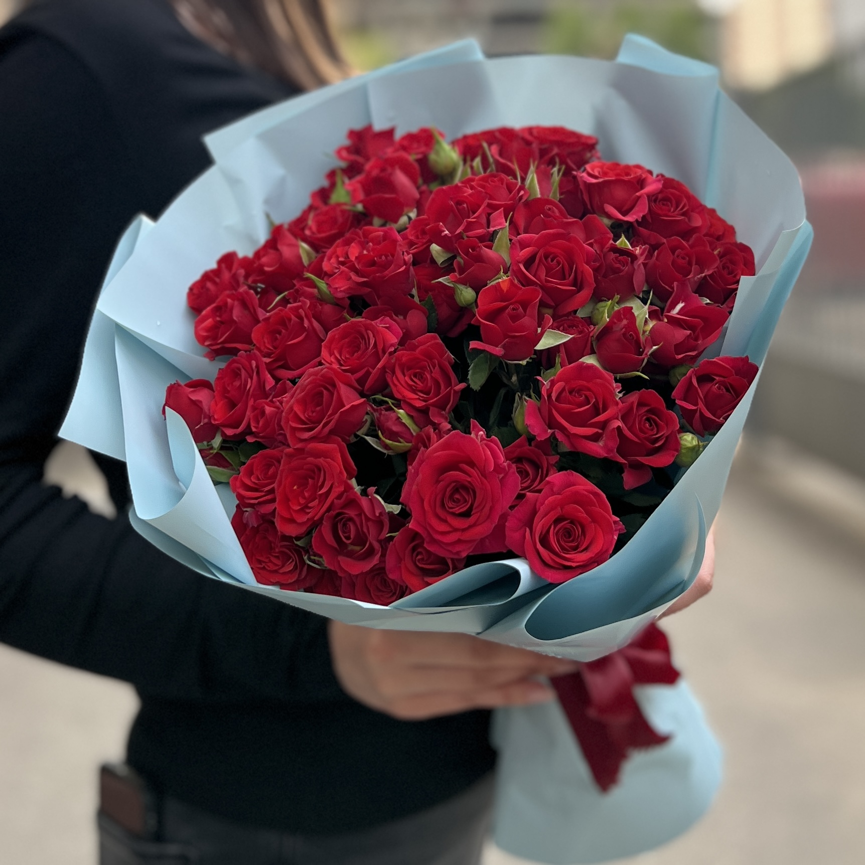 19 кустовых роз Велвет Блоссом 40 см