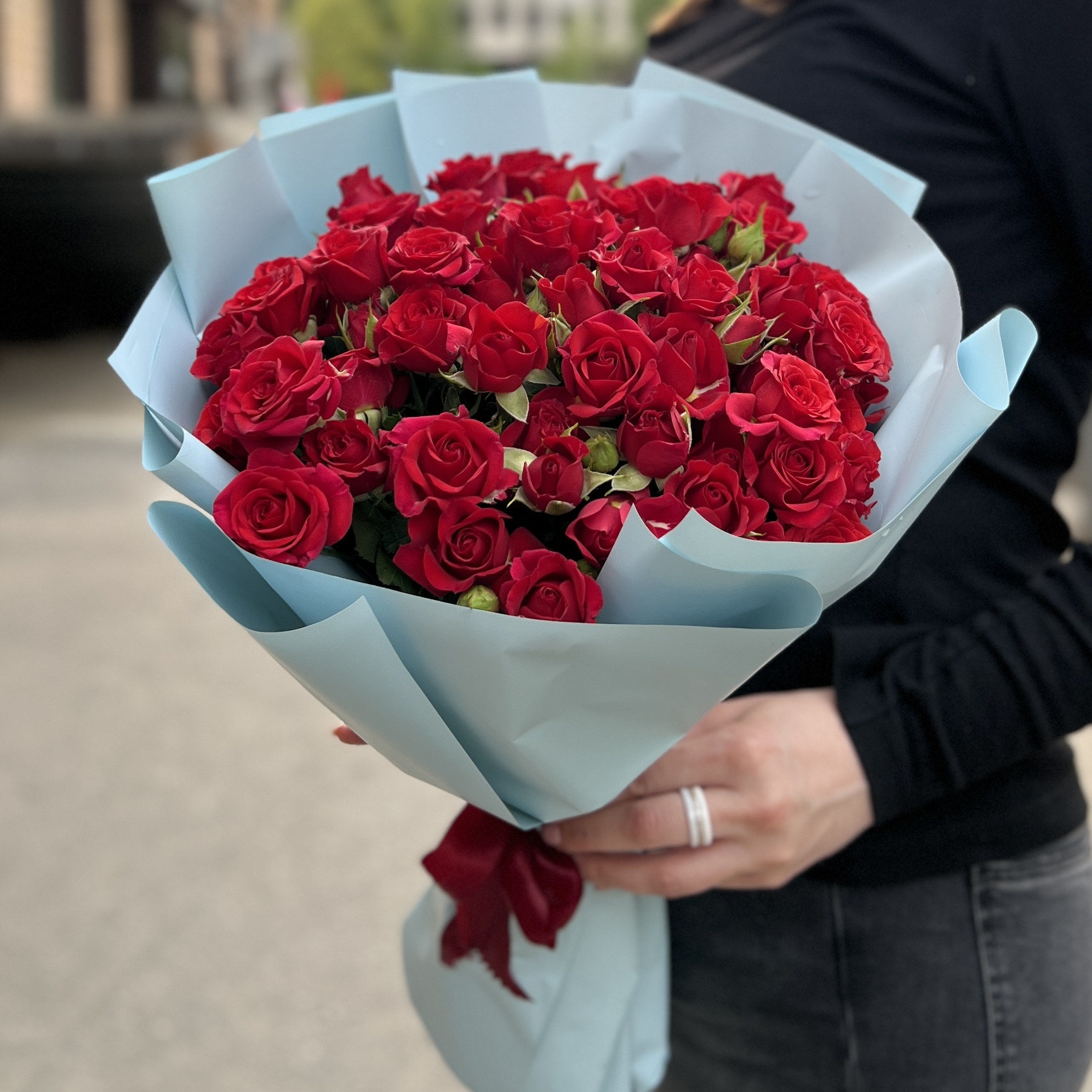 19 кустовых роз Велвет Блоссом 40 см