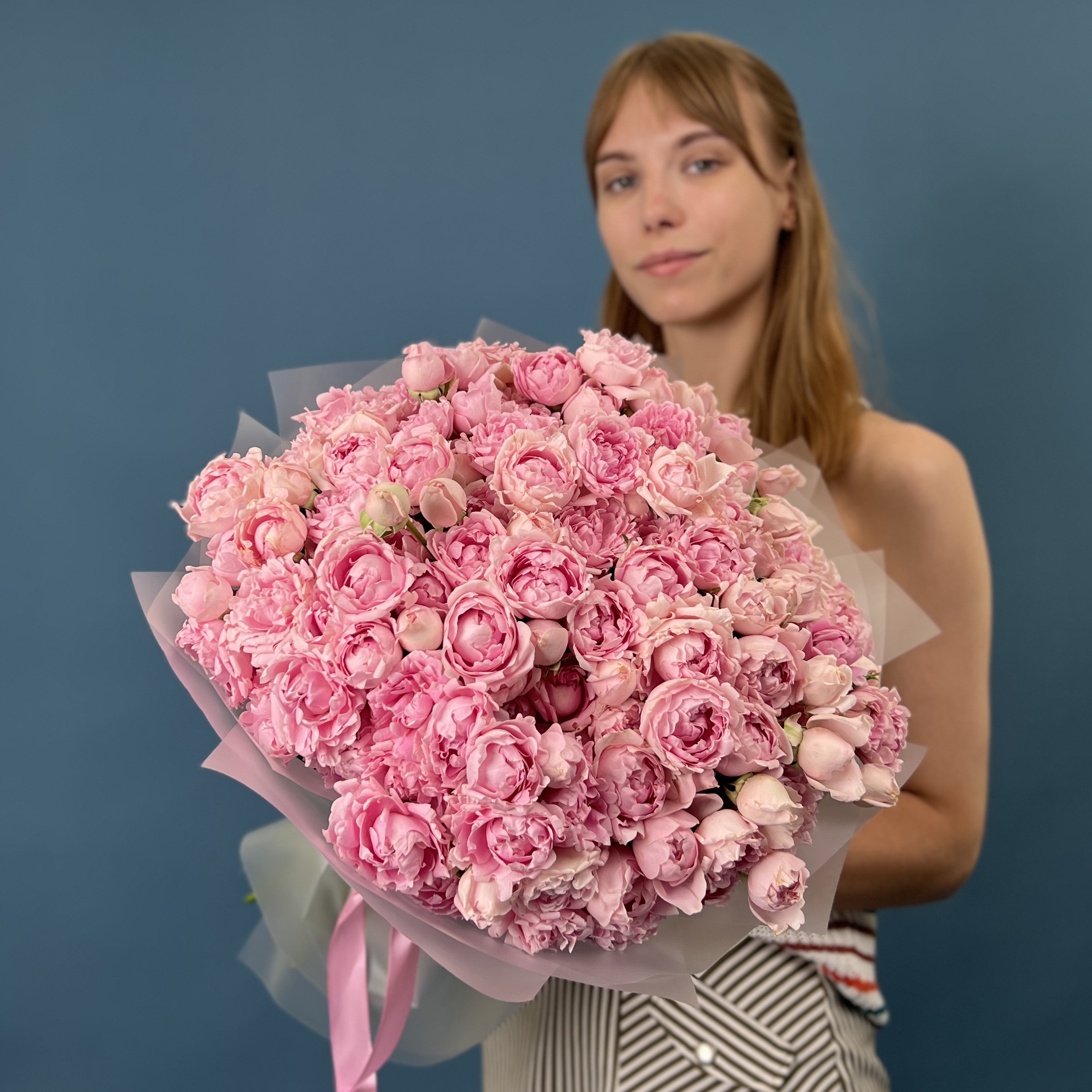 51 кустовая пионовидная роза Кэнди Флоу 40 см