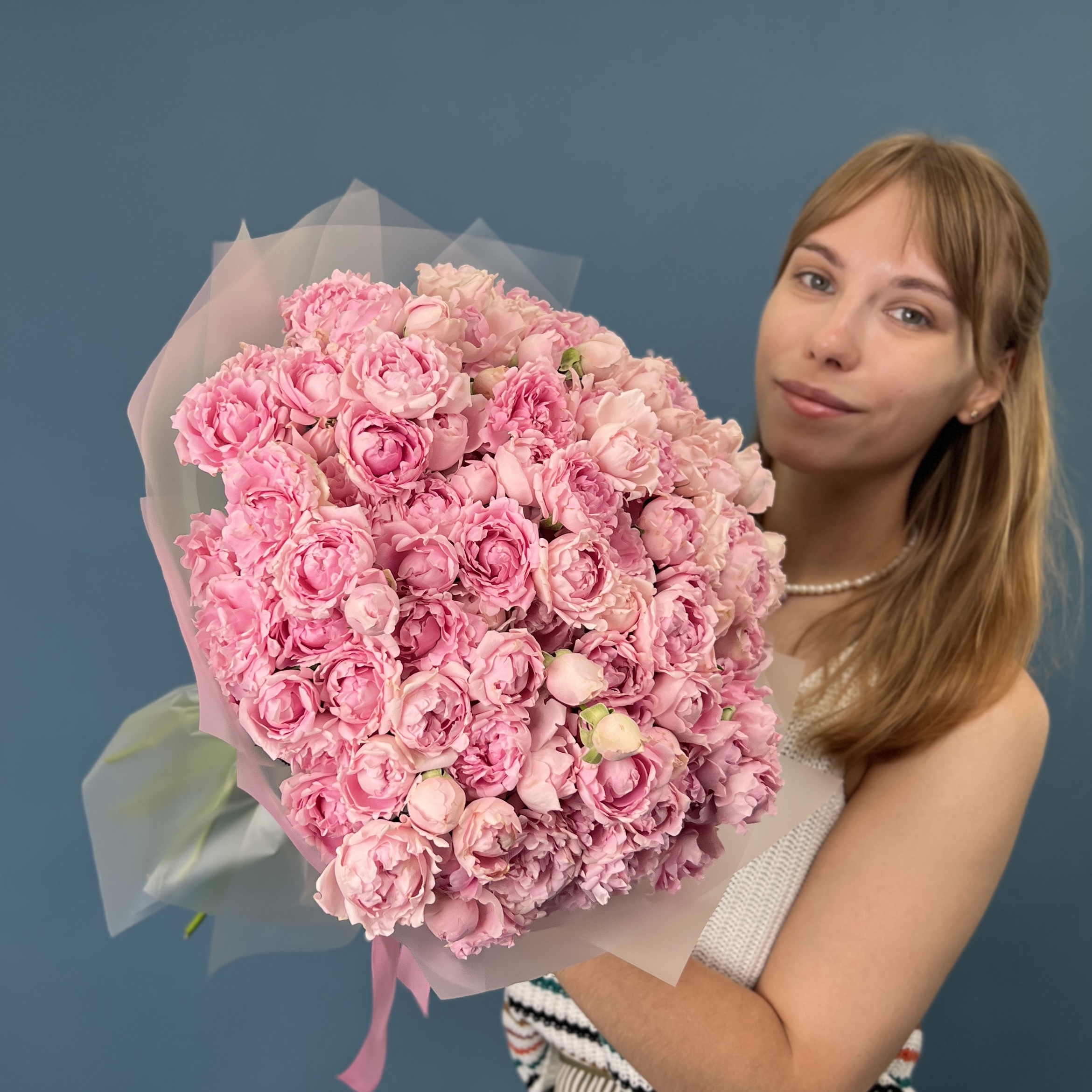 51 кустовая пионовидная роза Кэнди Флоу 40 см