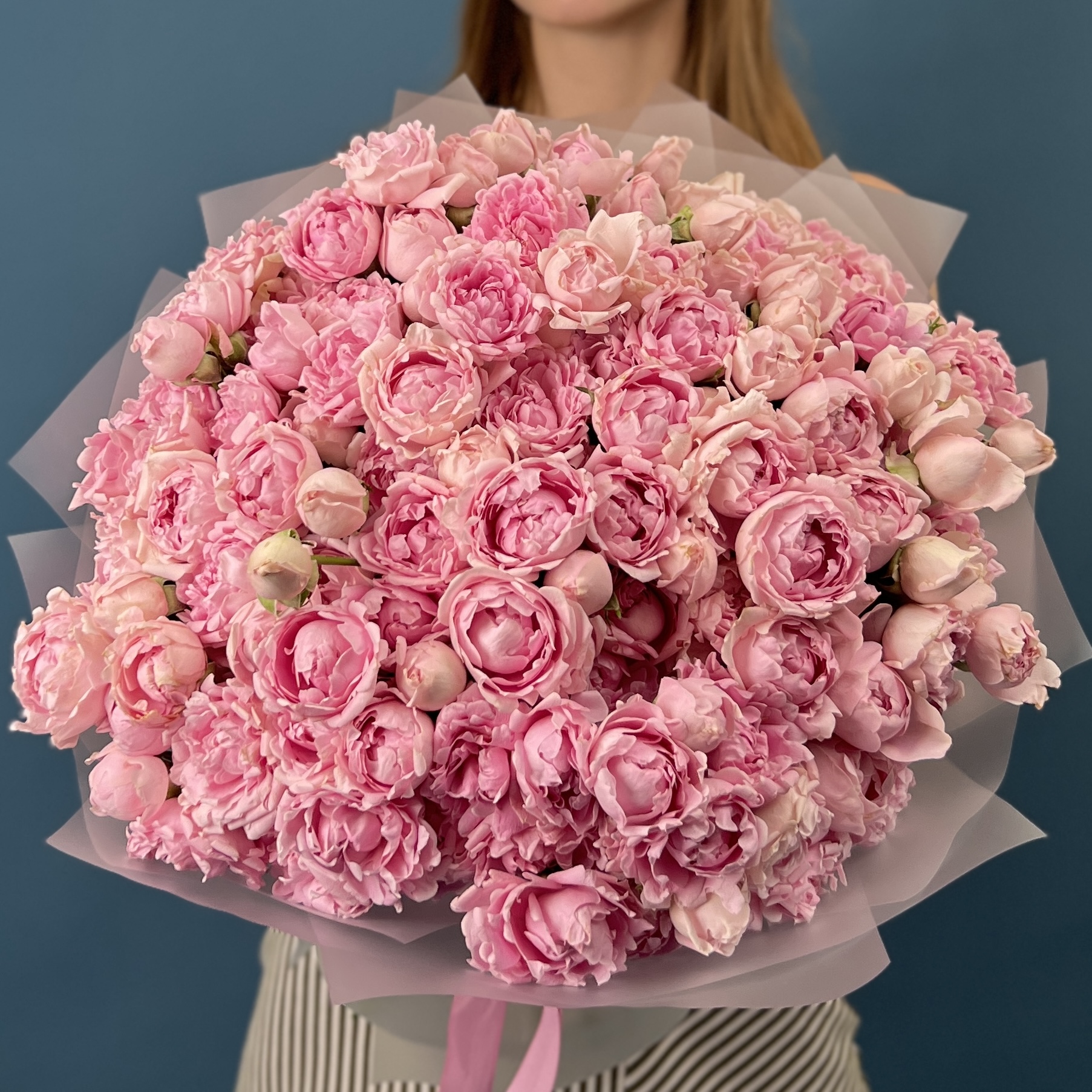 51 кустовая пионовидная роза Кэнди Флоу 40 см