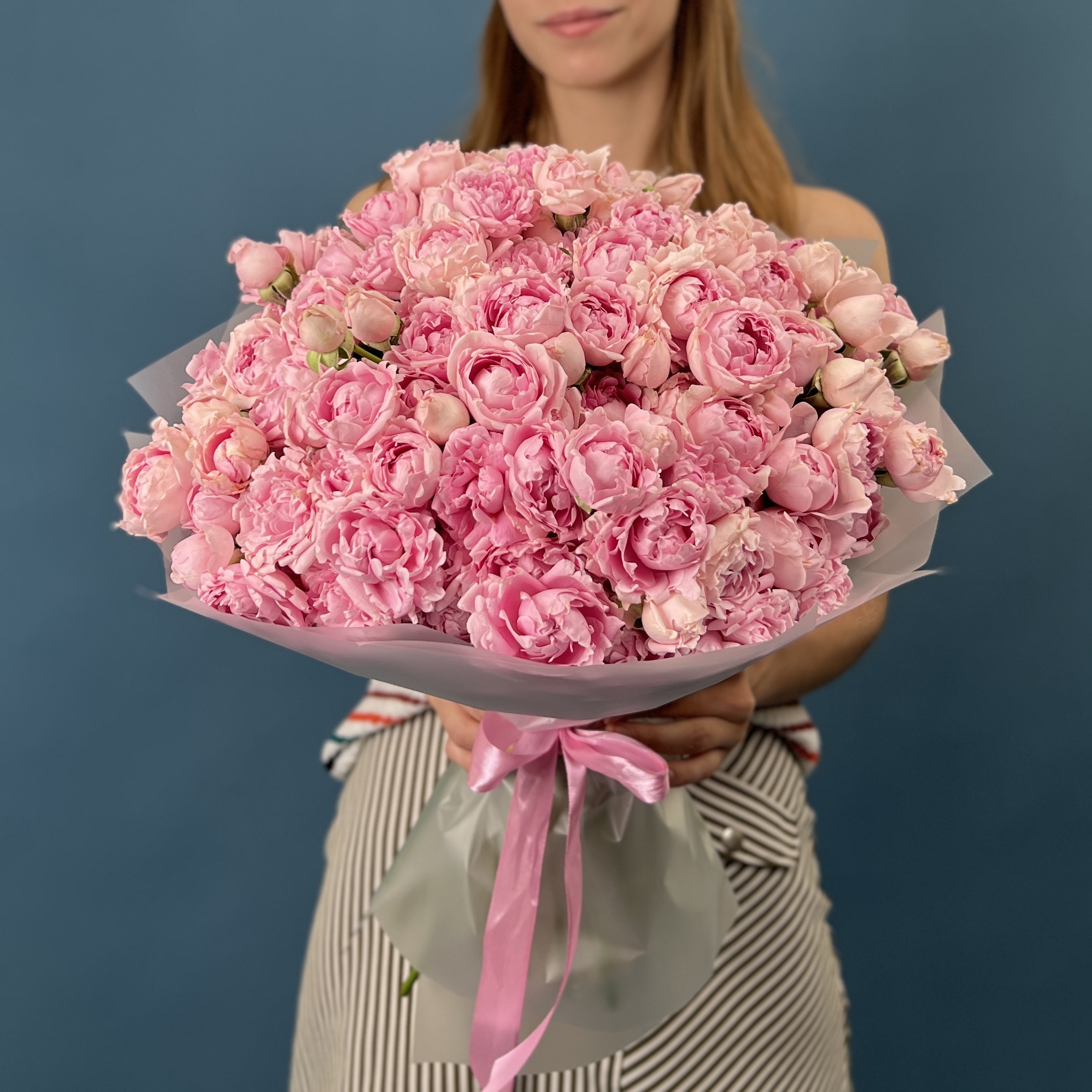 51 кустовая пионовидная роза Кэнди Флоу 40 см