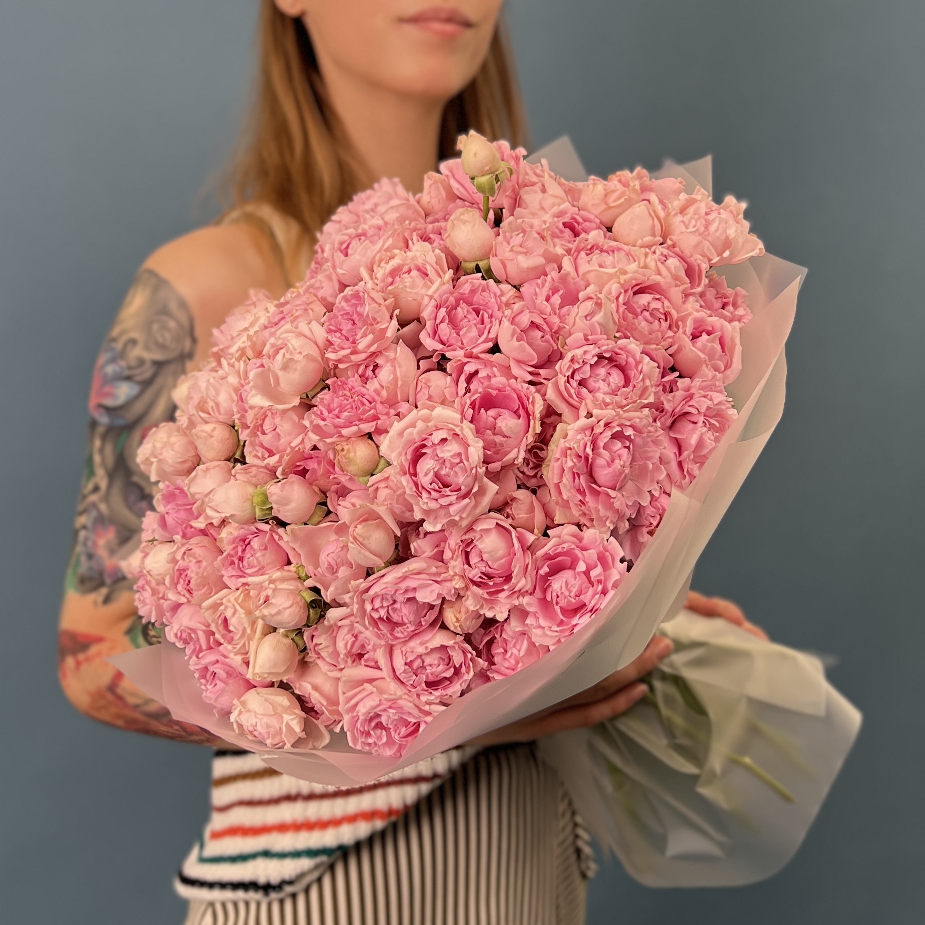 51 кустовая пионовидная роза Кэнди Флоу 40 см