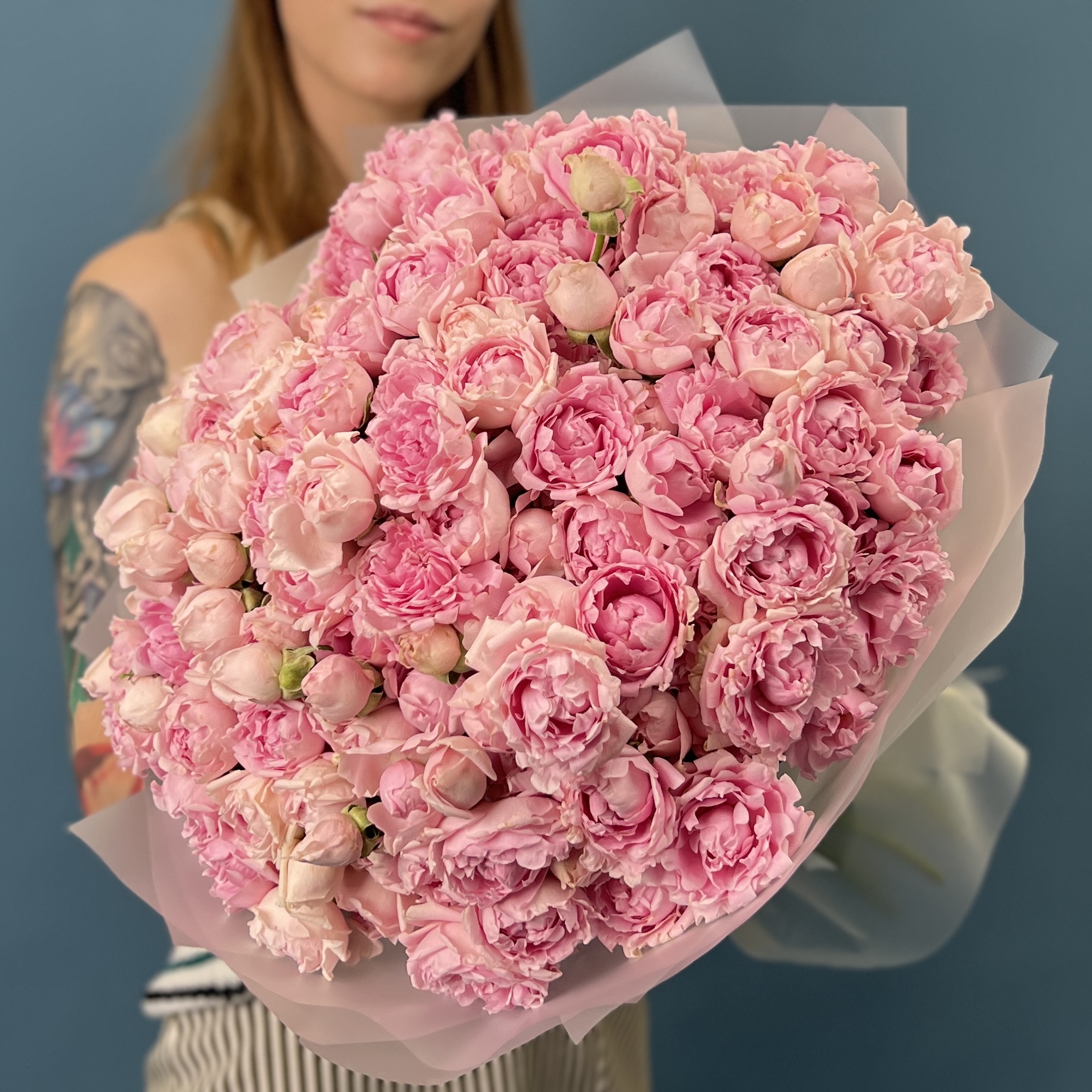 51 кустовая пионовидная роза Кэнди Флоу 40 см