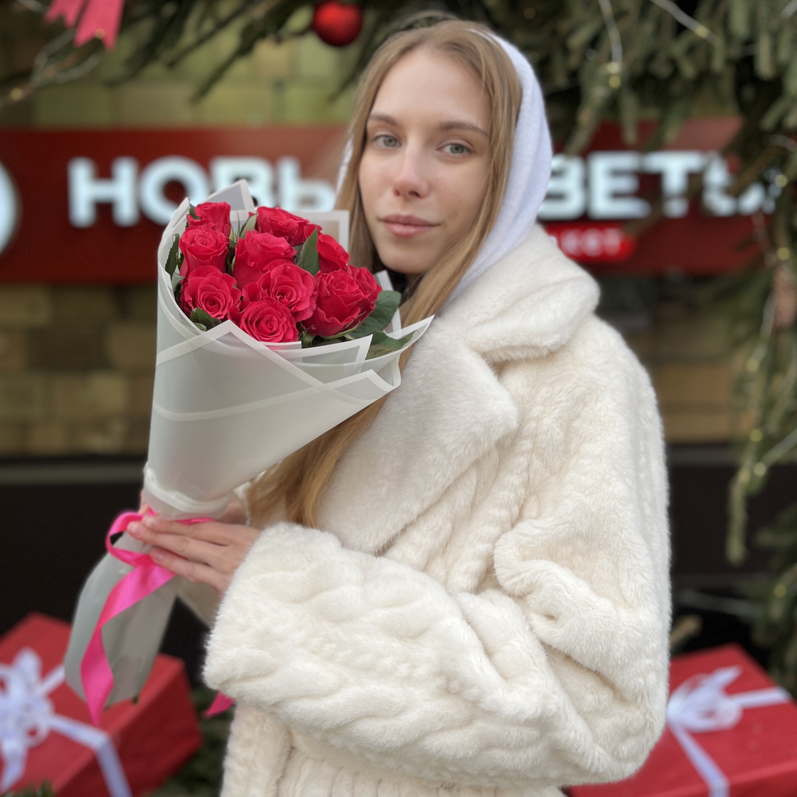 11 малиновых роз Такаци 50 см