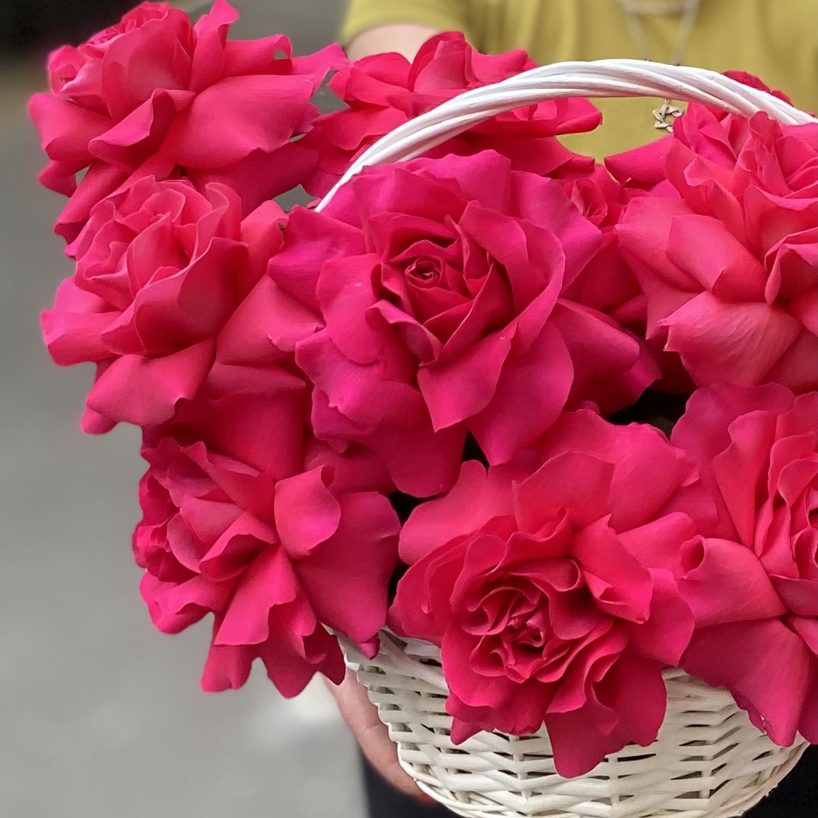 11 ароматных малиновых розовых роз в корзине