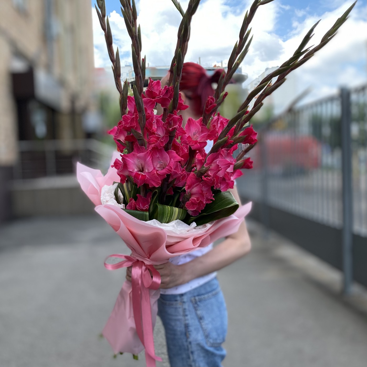 11 малиновых гладиолусов с аспидистрой