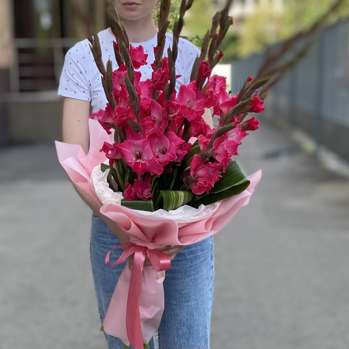 11 малиновых гладиолусов с аспидистрой