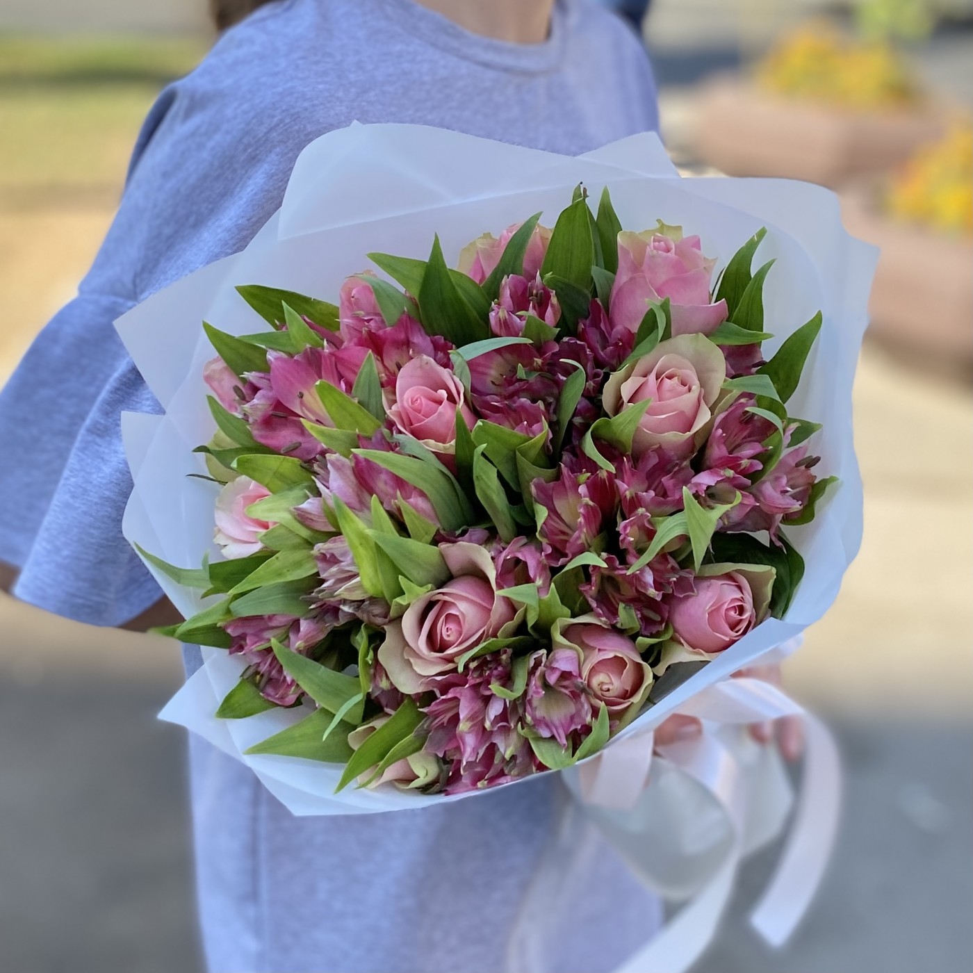 11 розово-зеленых роз с альстромерией