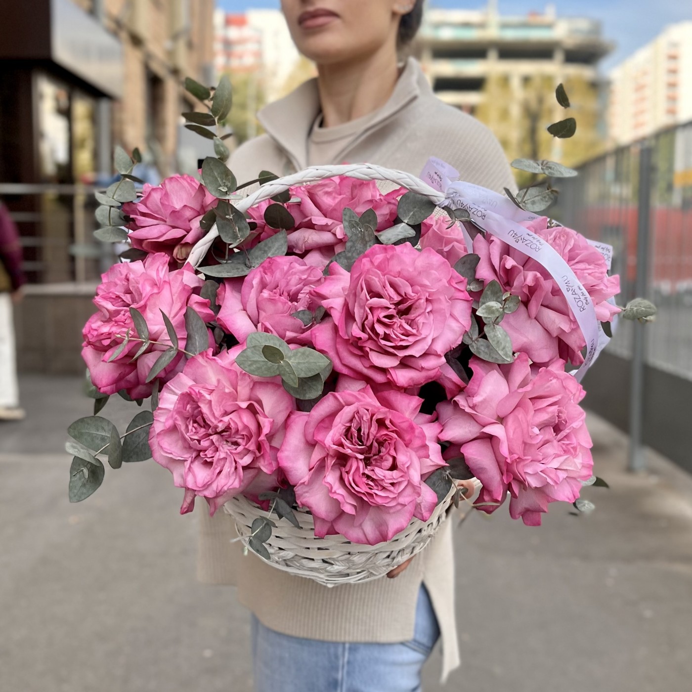 11 сиреневых роз Куинс Краун в корзине с эвкалиптом