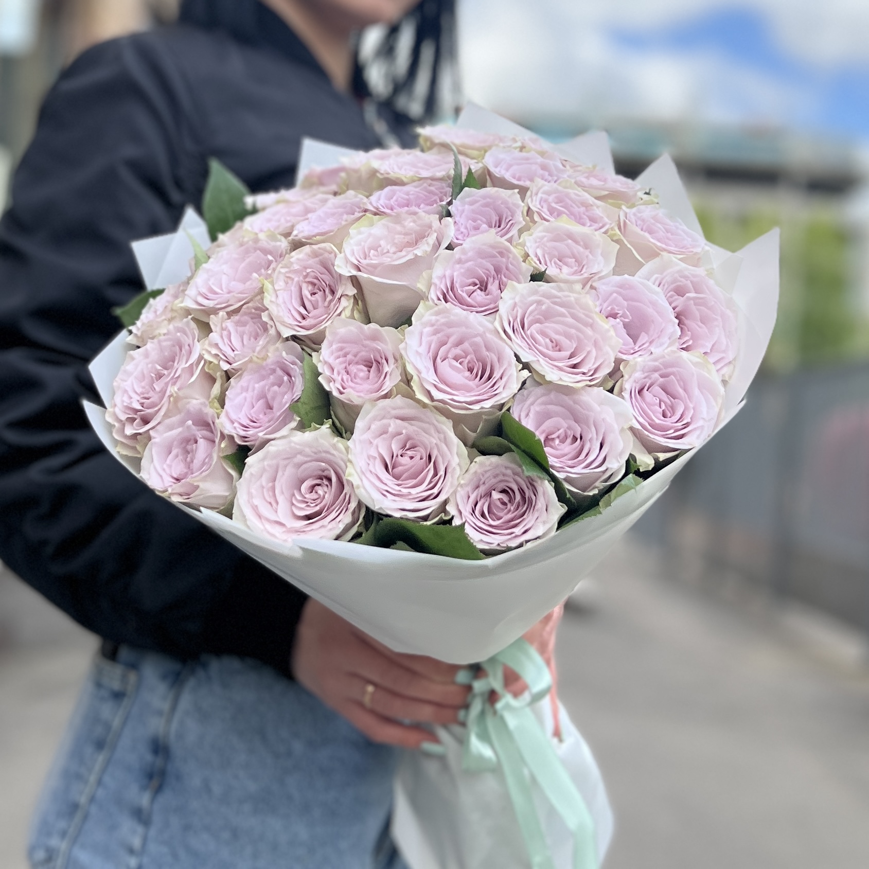 35 сиреневых роз Мемори Лейн 40 см