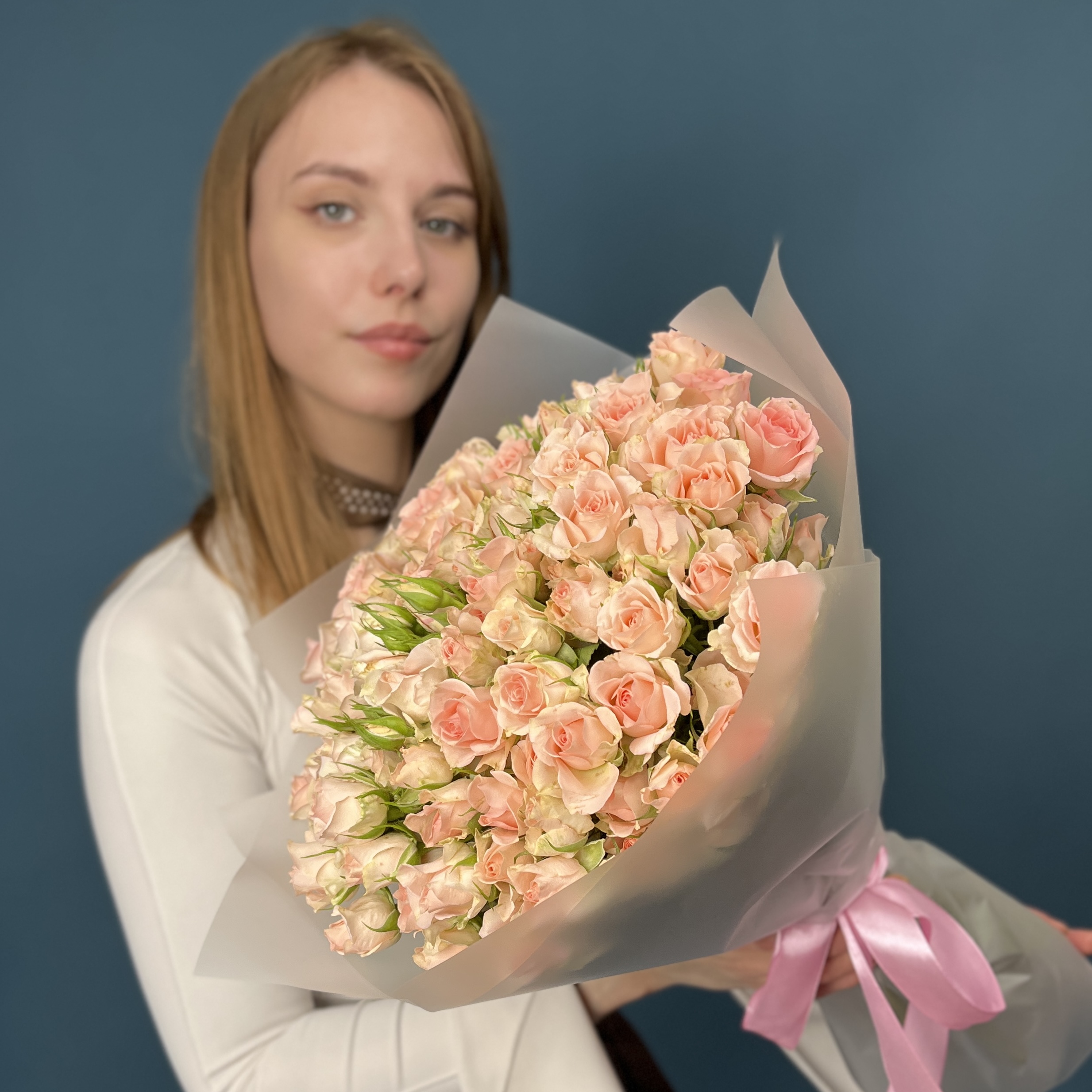 35 кустовых персиковых роз Свит Сара 50 см