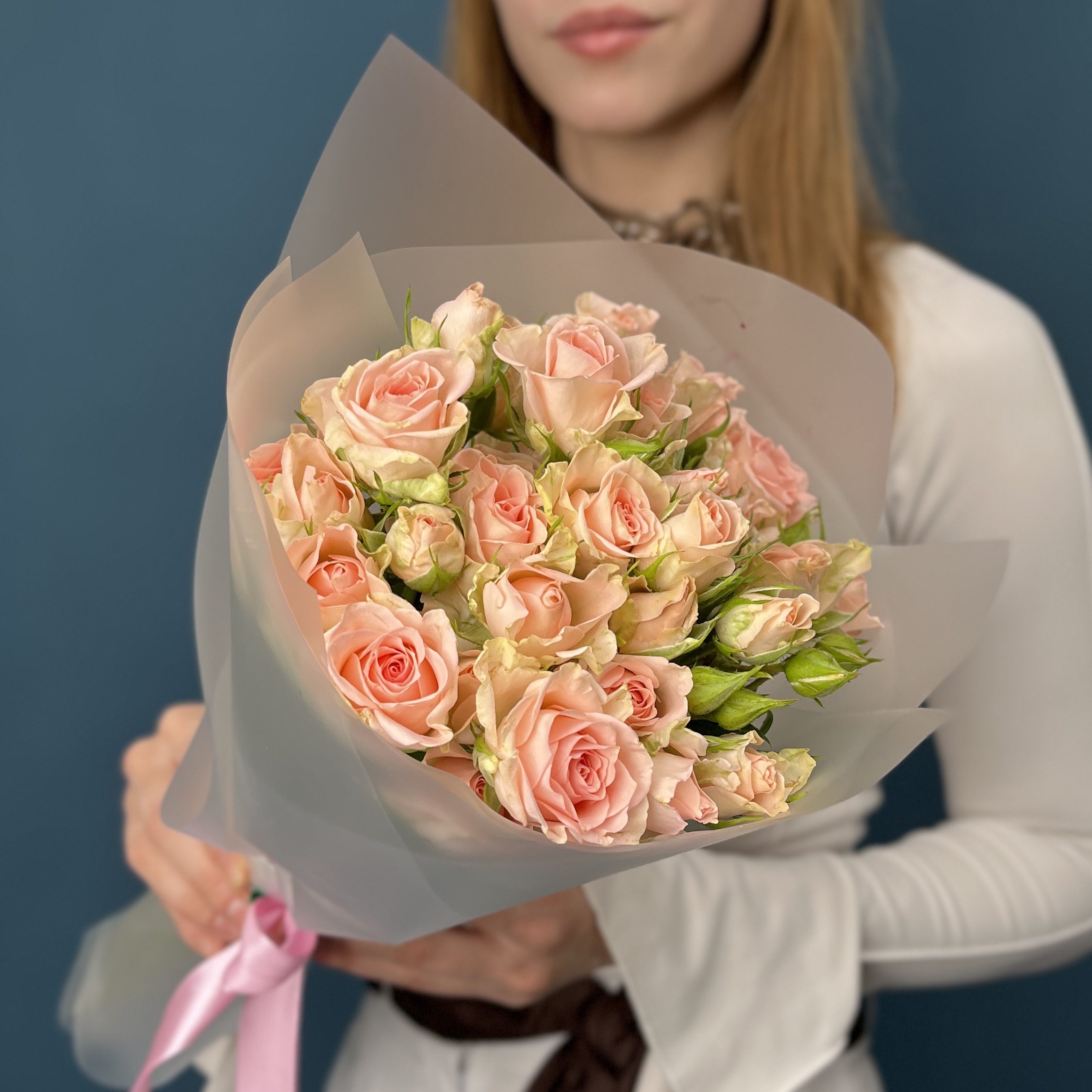 7 кустовых персиковых роз Свит Сара 50 см