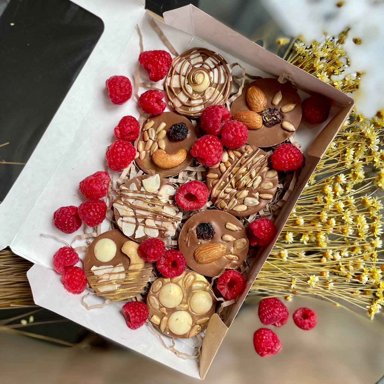 Коллеты из молочного шоколада с малиной