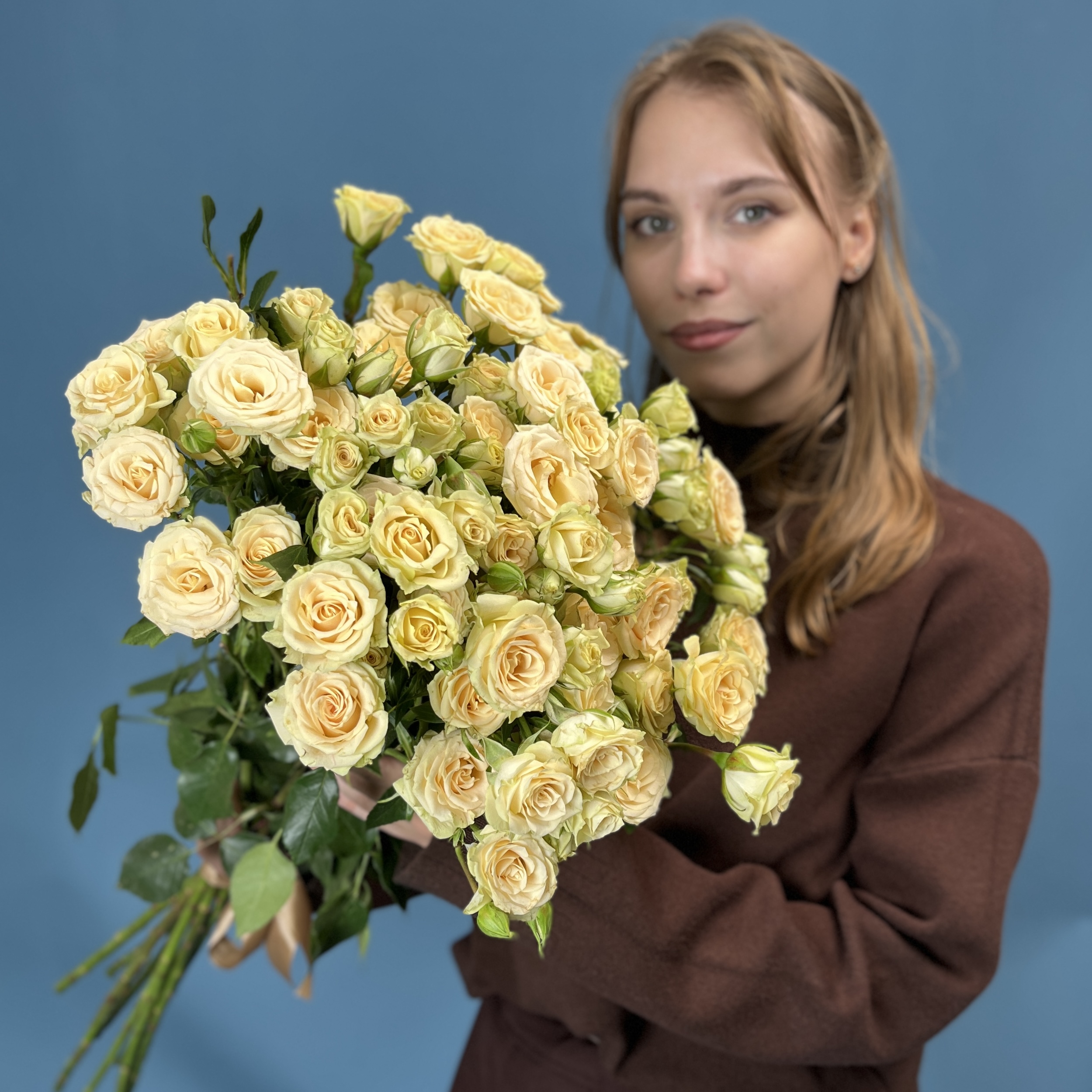 11 кустовых роз Тринити 80 см