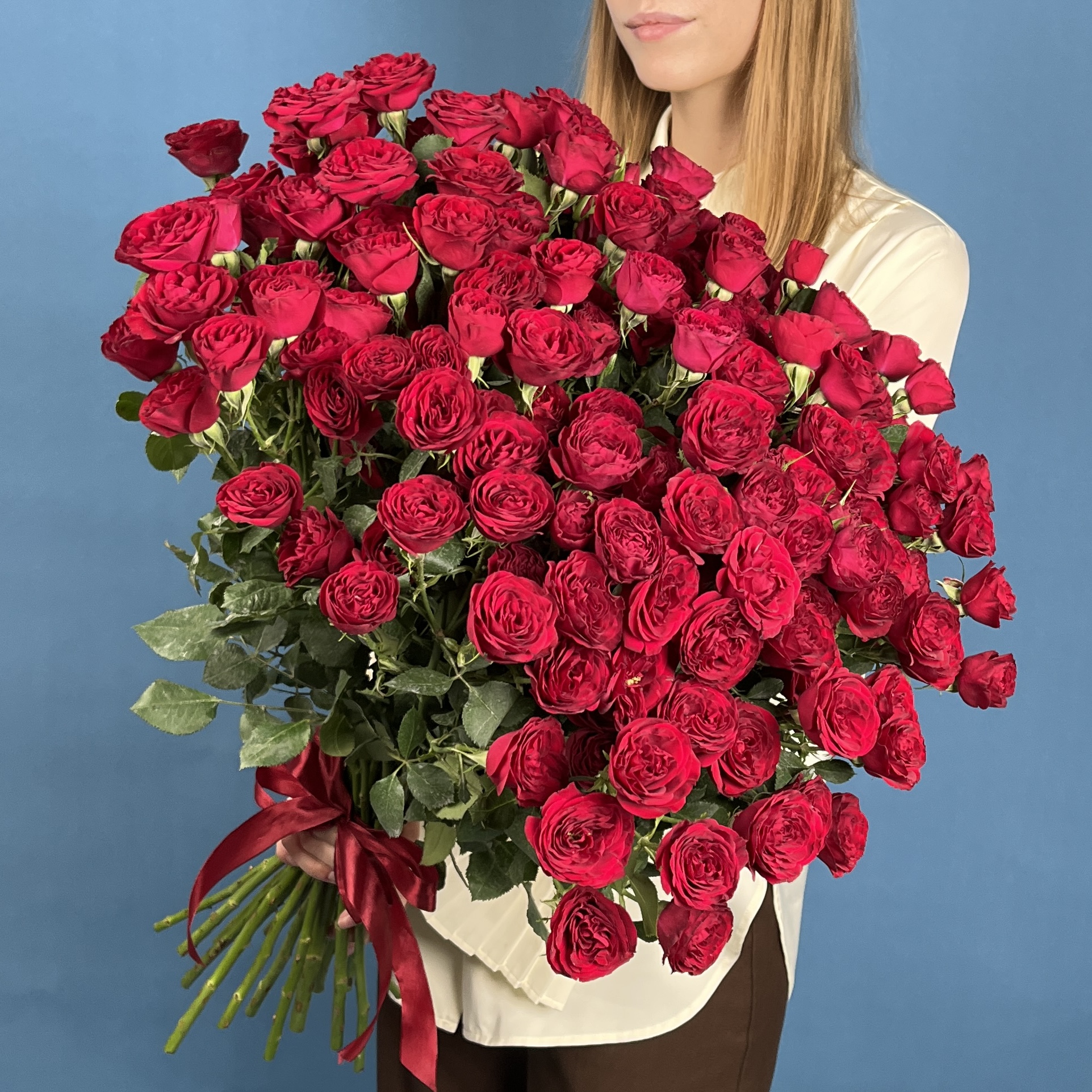 Кустовая пионовидная роза Ред Трендсеттер 70 см