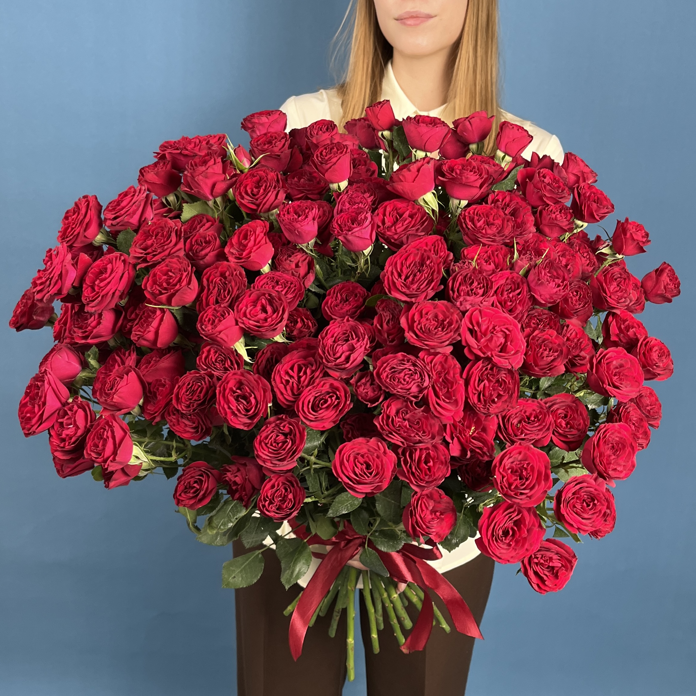 Кустовая пионовидная роза Ред Трендсеттер 70 см