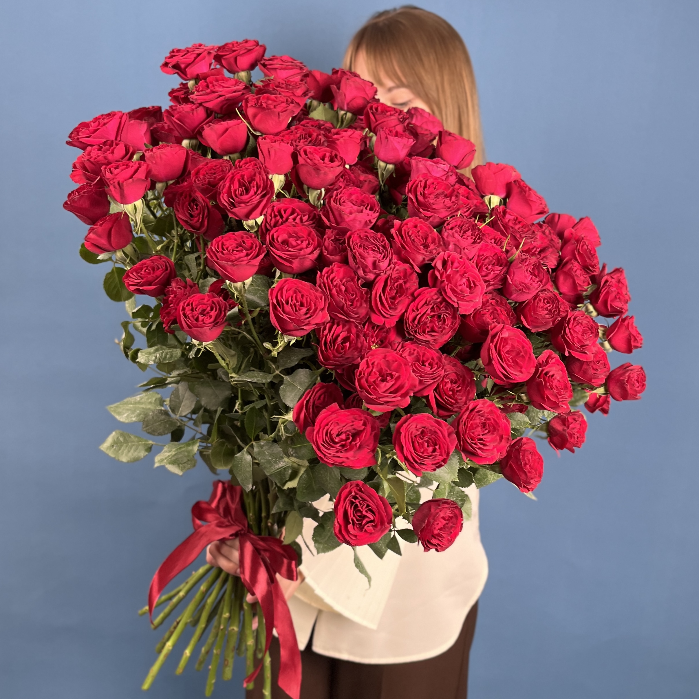 Кустовая пионовидная роза Ред Трендсеттер 70 см