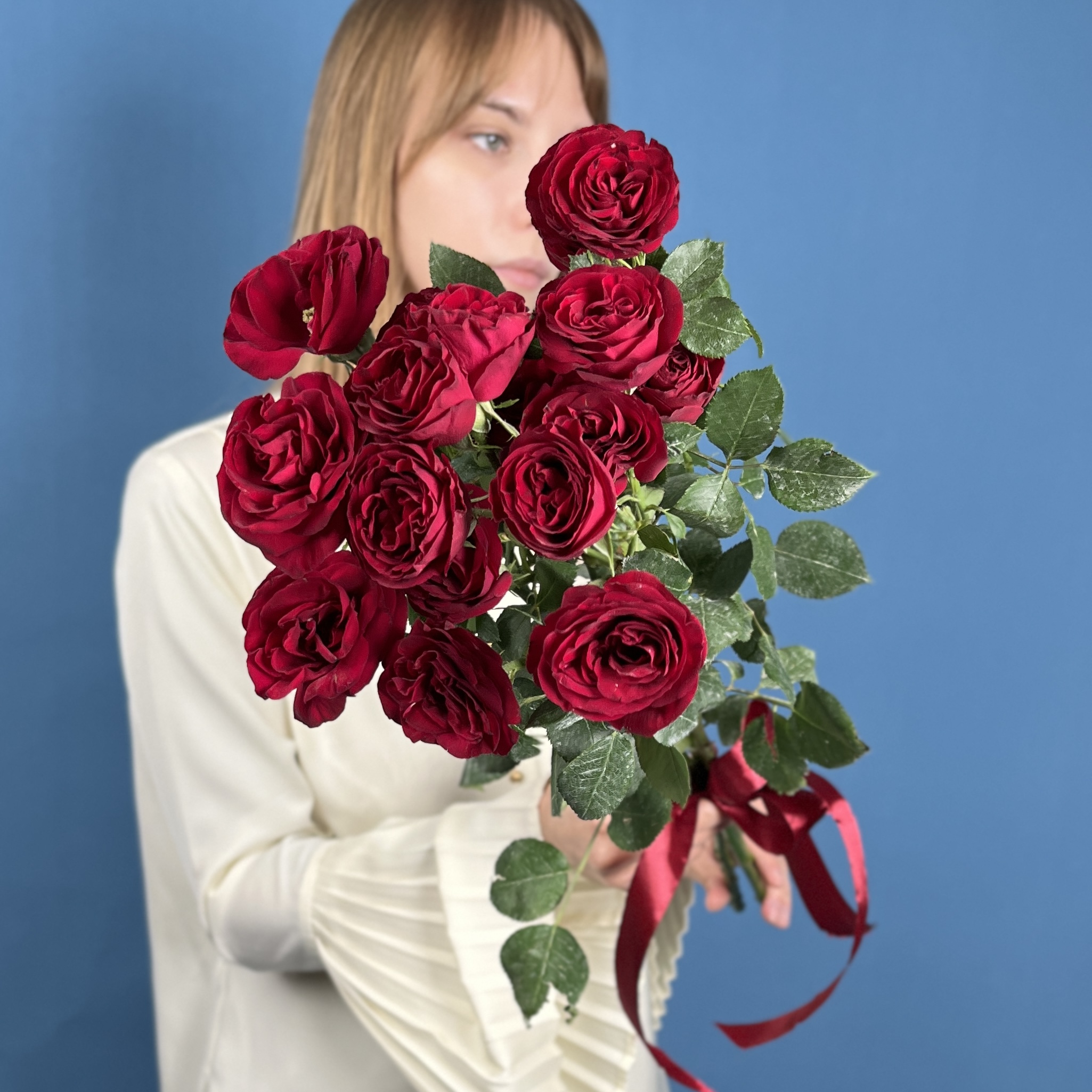 3 кустовые красные розы Ред Трендсеттер 70 см