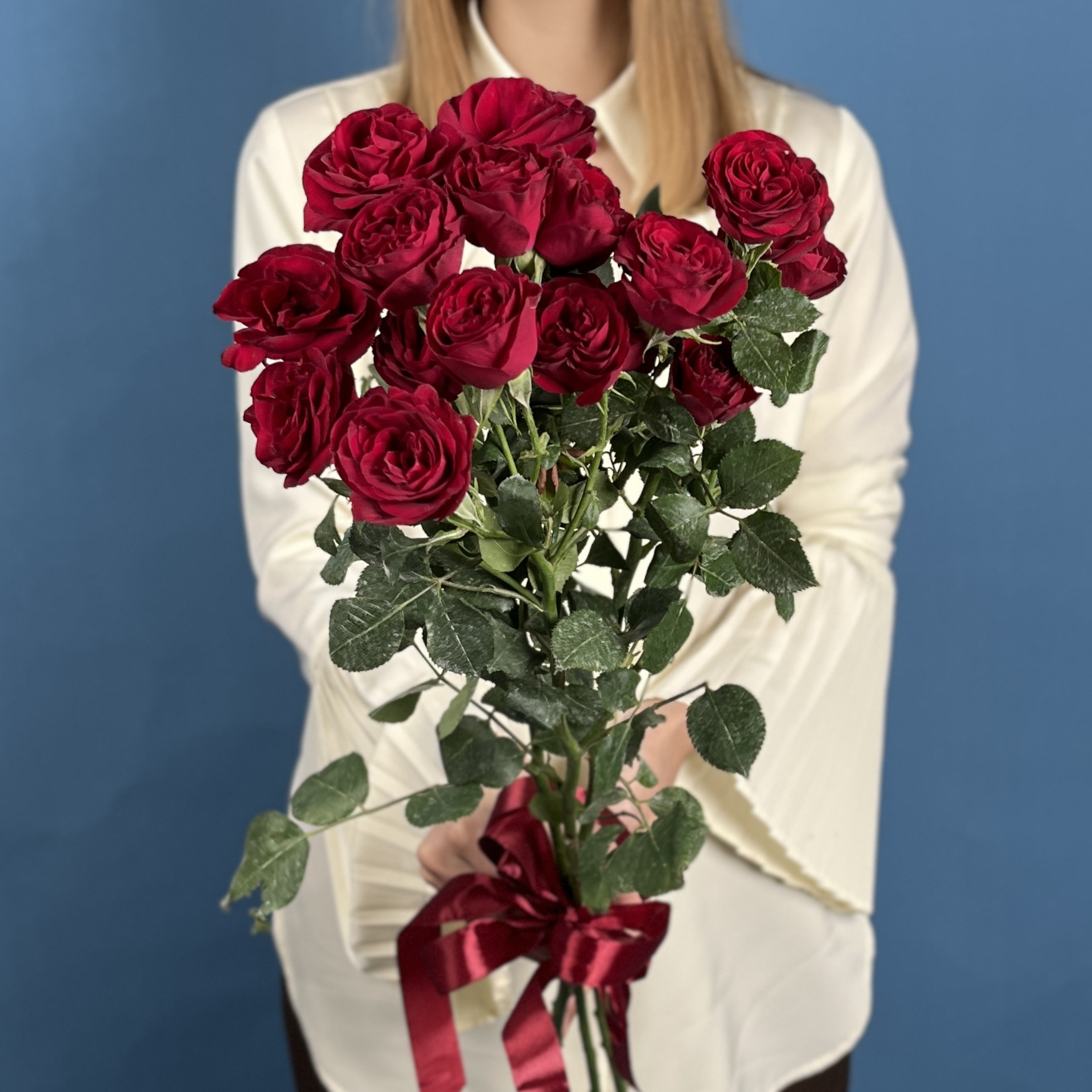 3 кустовые красные розы Ред Трендсеттер 70 см