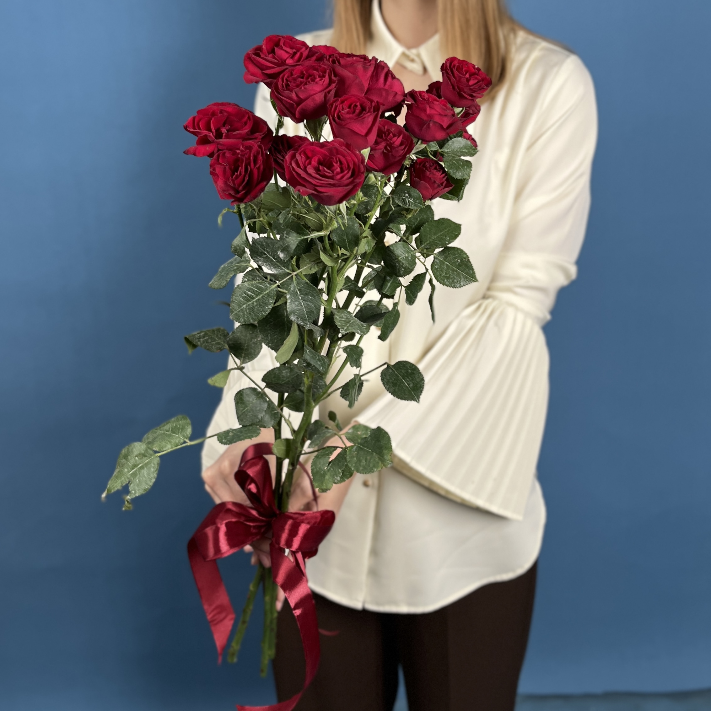 3 кустовые красные розы Ред Трендсеттер 70 см