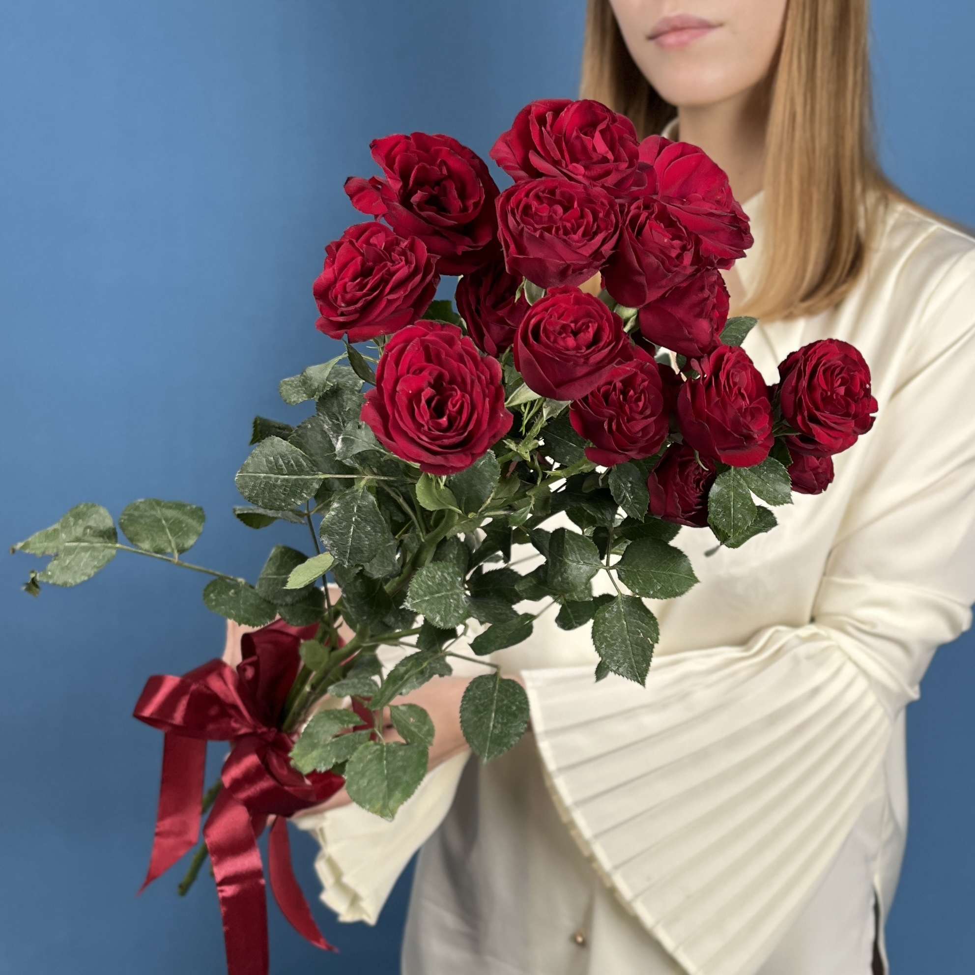 3 кустовые красные розы Ред Трендсеттер 70 см