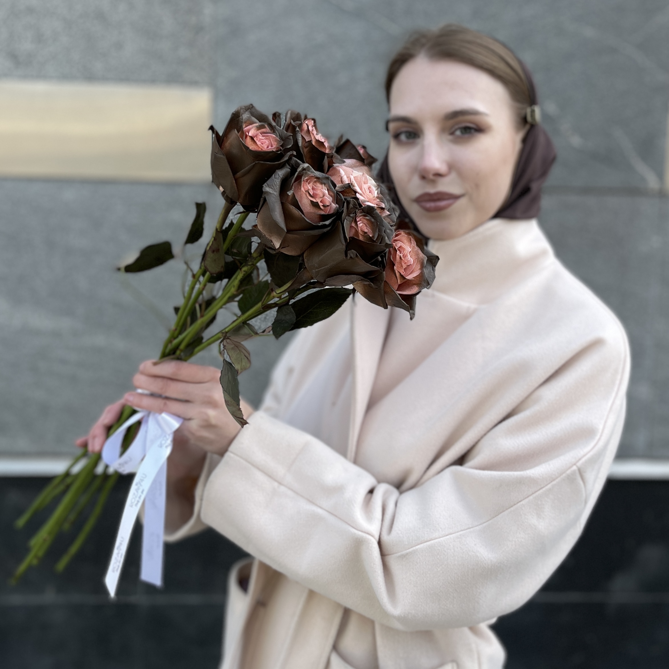 7 радужных коричнево - розовых роз 50 см