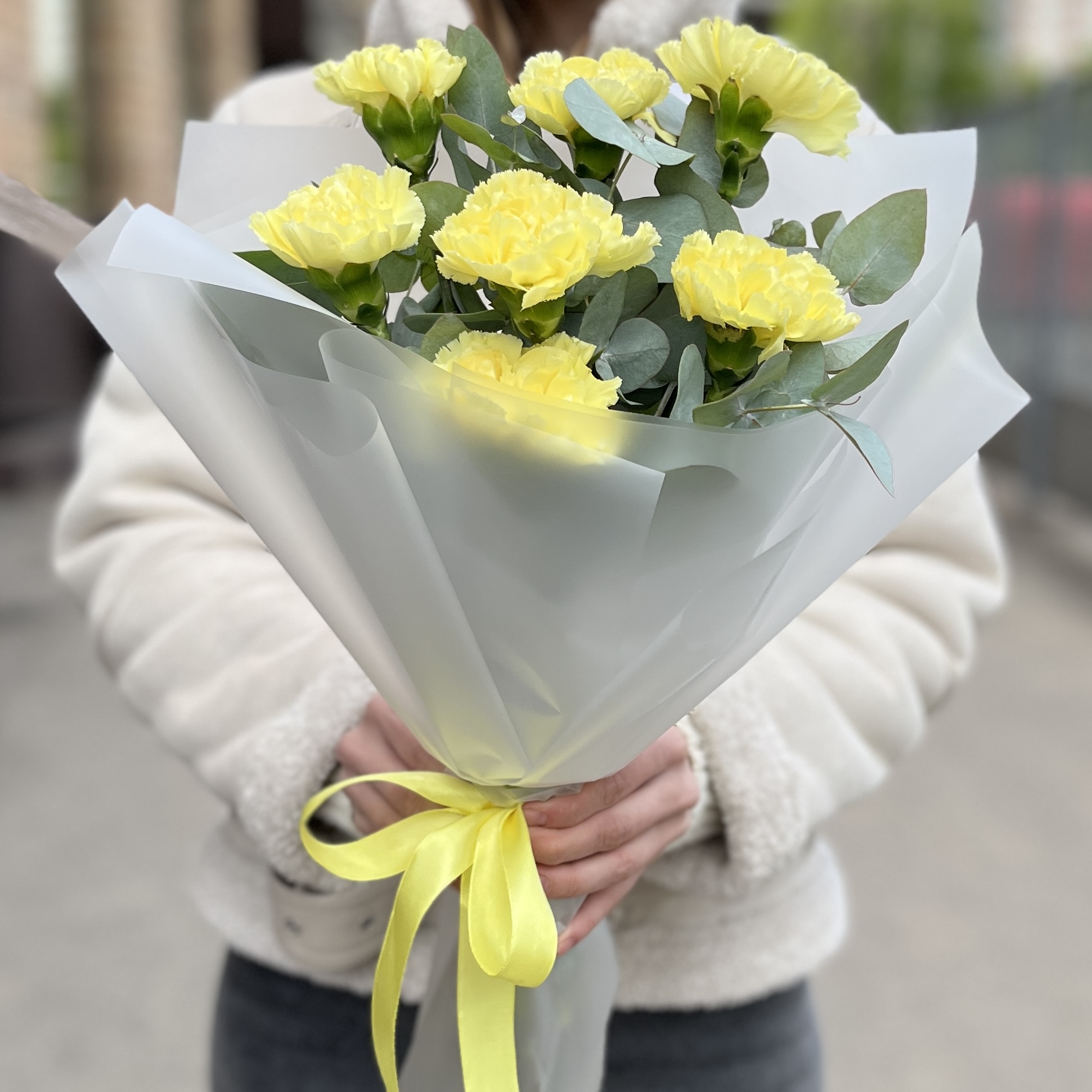 Букет из 7 желтых гвоздик с эвкалиптом