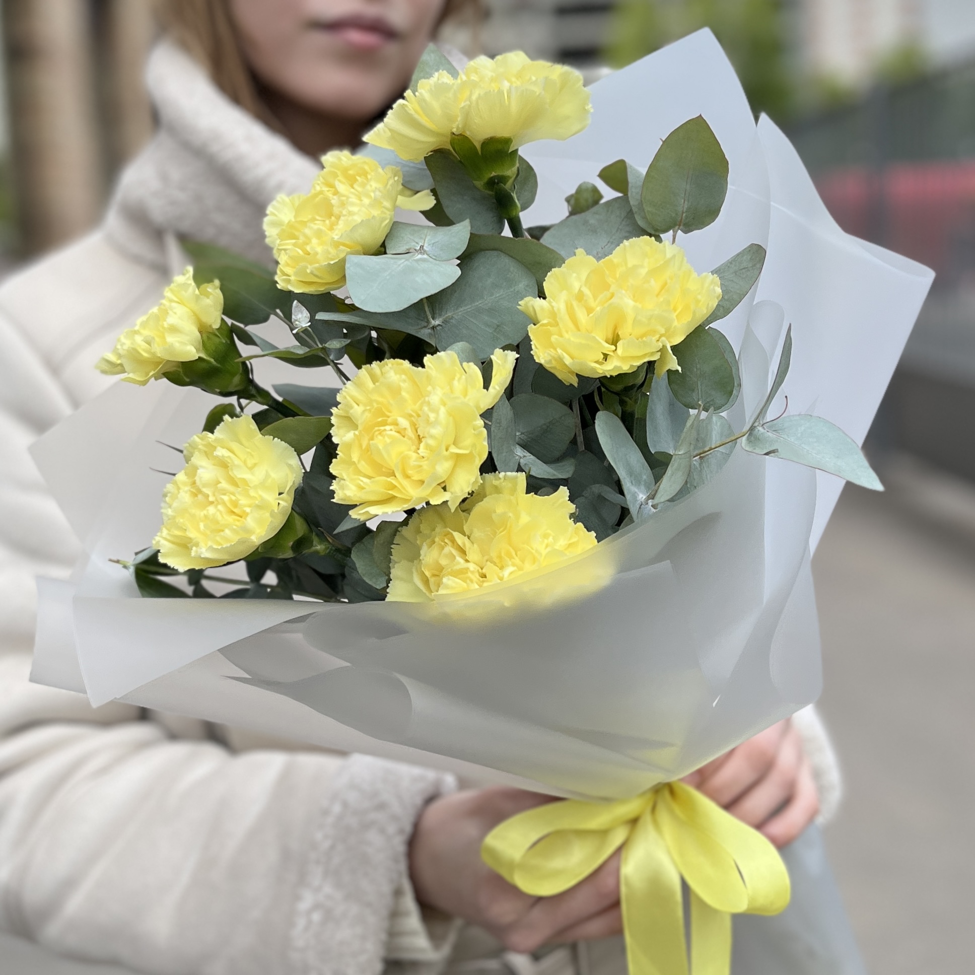 Букет из 7 желтых гвоздик с эвкалиптом