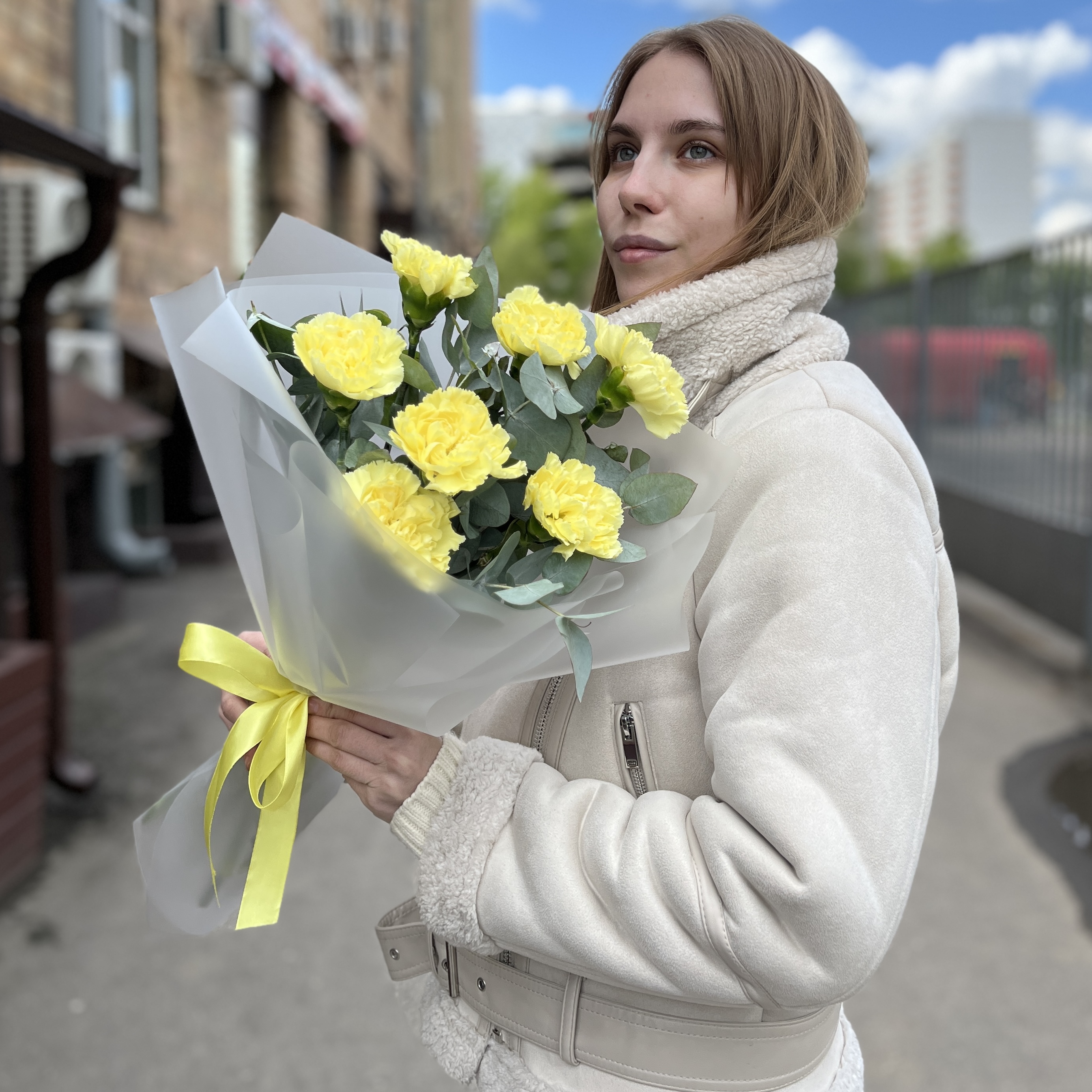 Букет из 7 желтых гвоздик с эвкалиптом