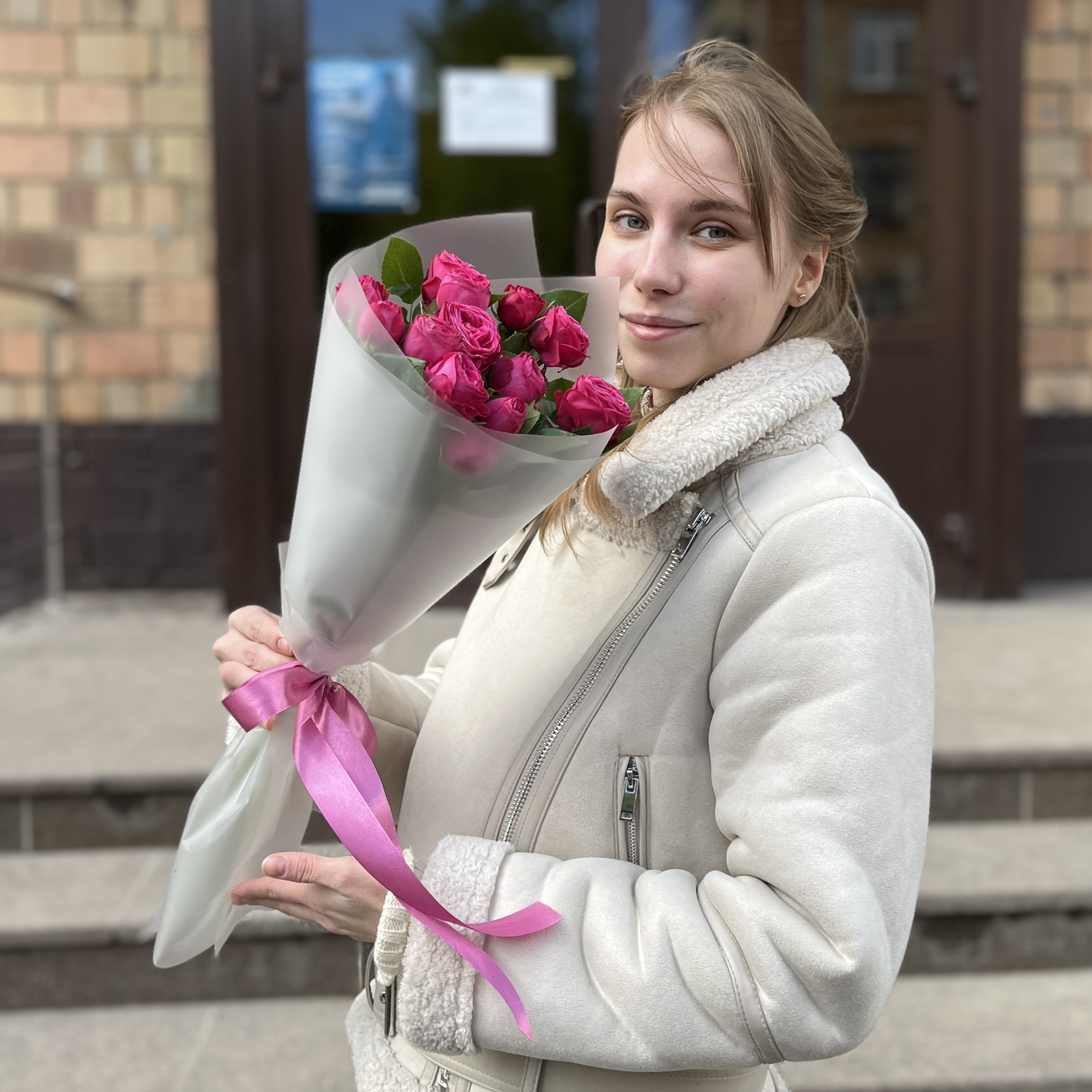 Комплимент из кустовых малиновых роз Пати Тренсеттер