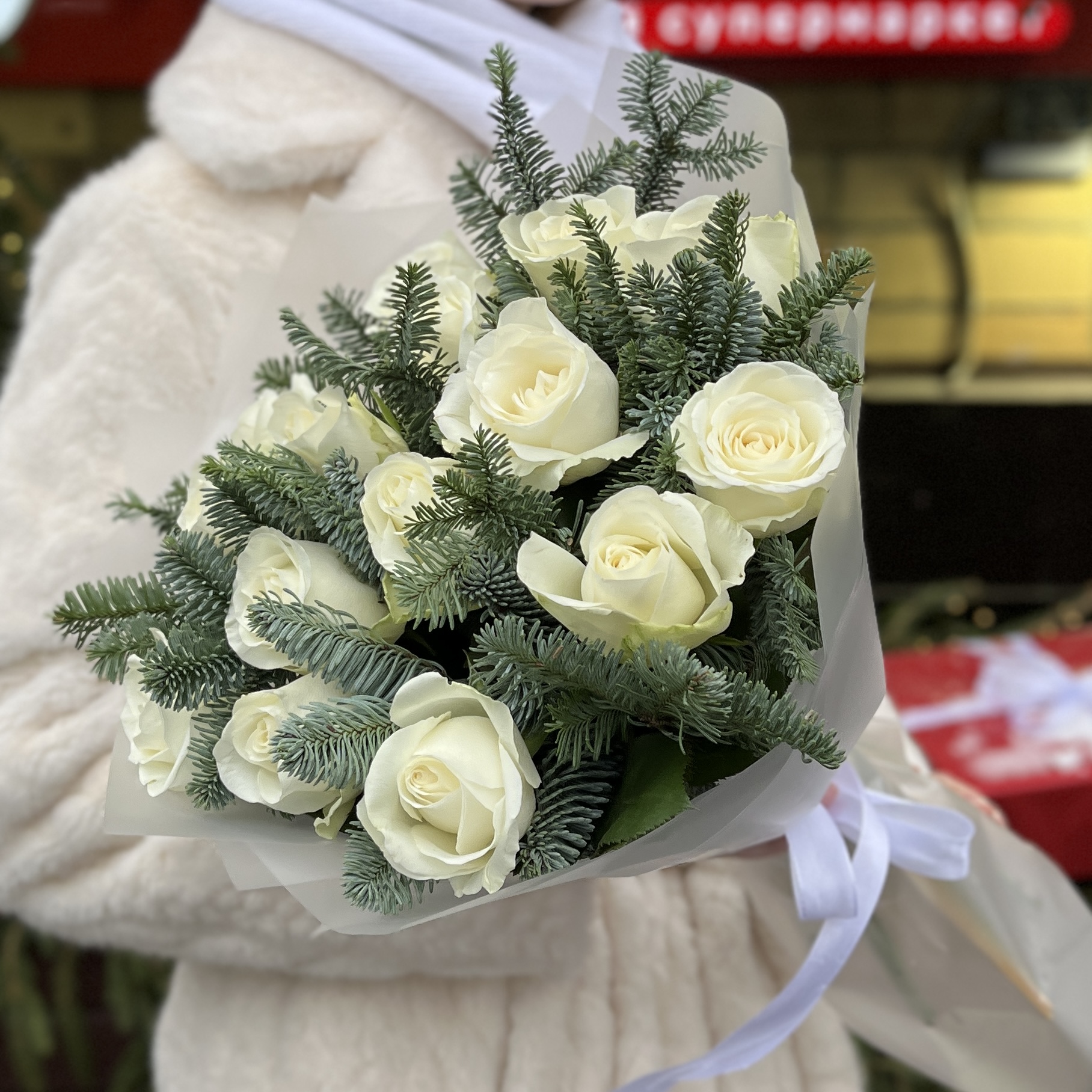 15 белых роз с нобилисом