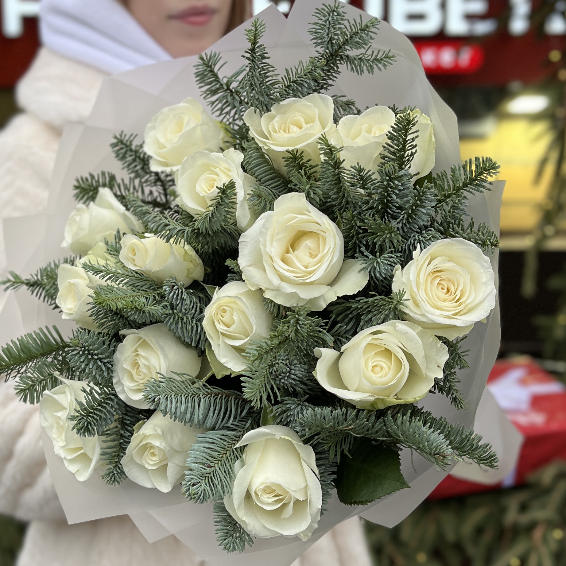 15 белых роз с нобилисом