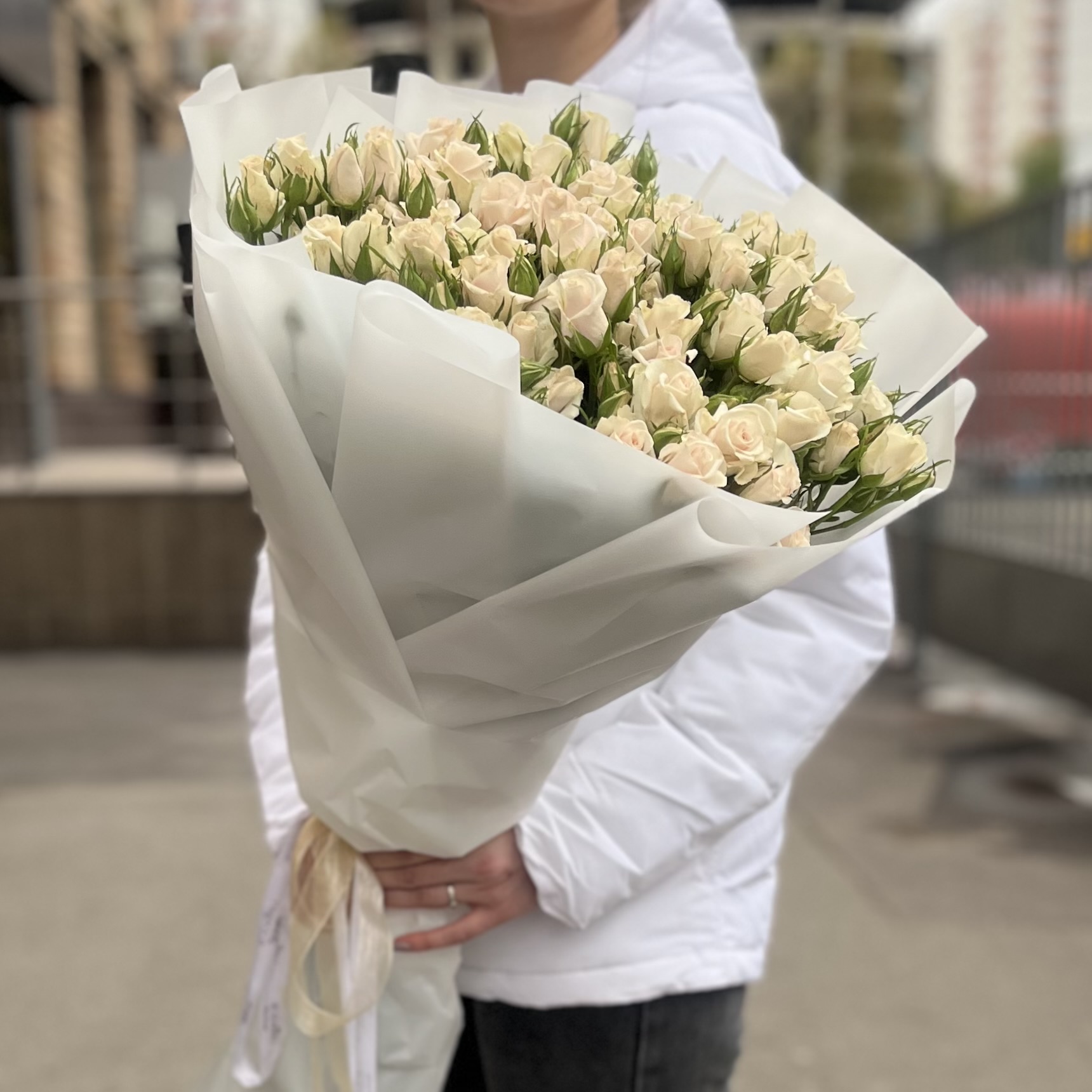 15 кустовых роз Роял Порцелина 80 см