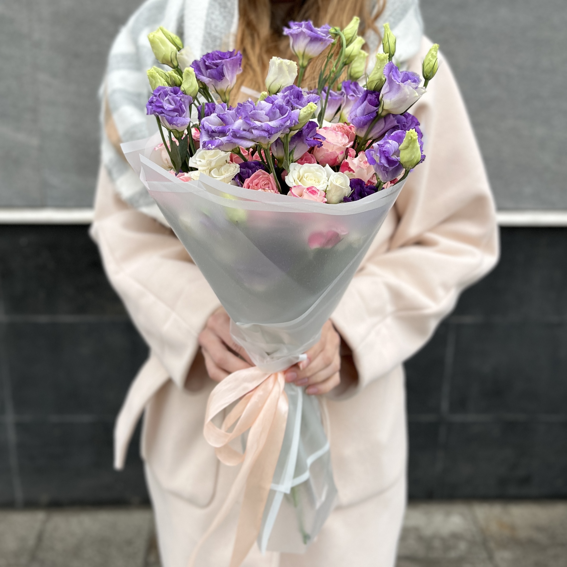 15 нежных кустовых роз с лавандовой эустомой