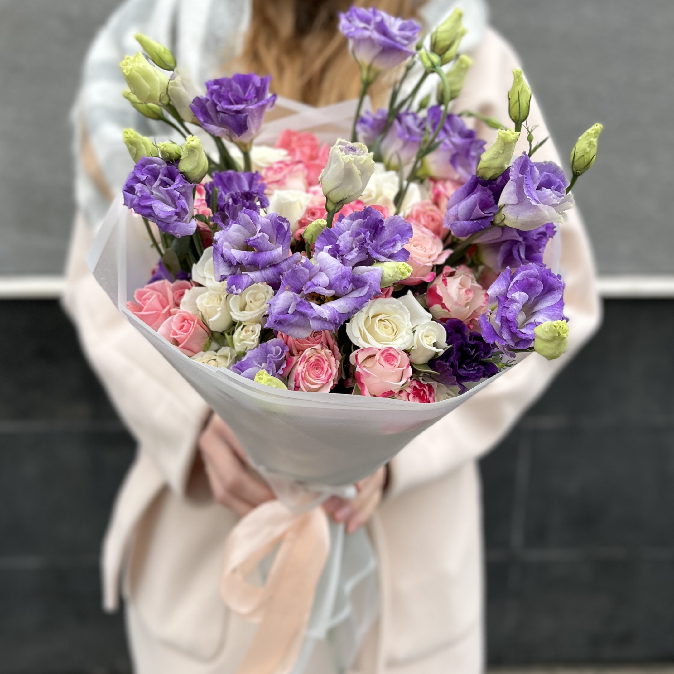 15 нежных кустовых роз с лавандовой эустомой