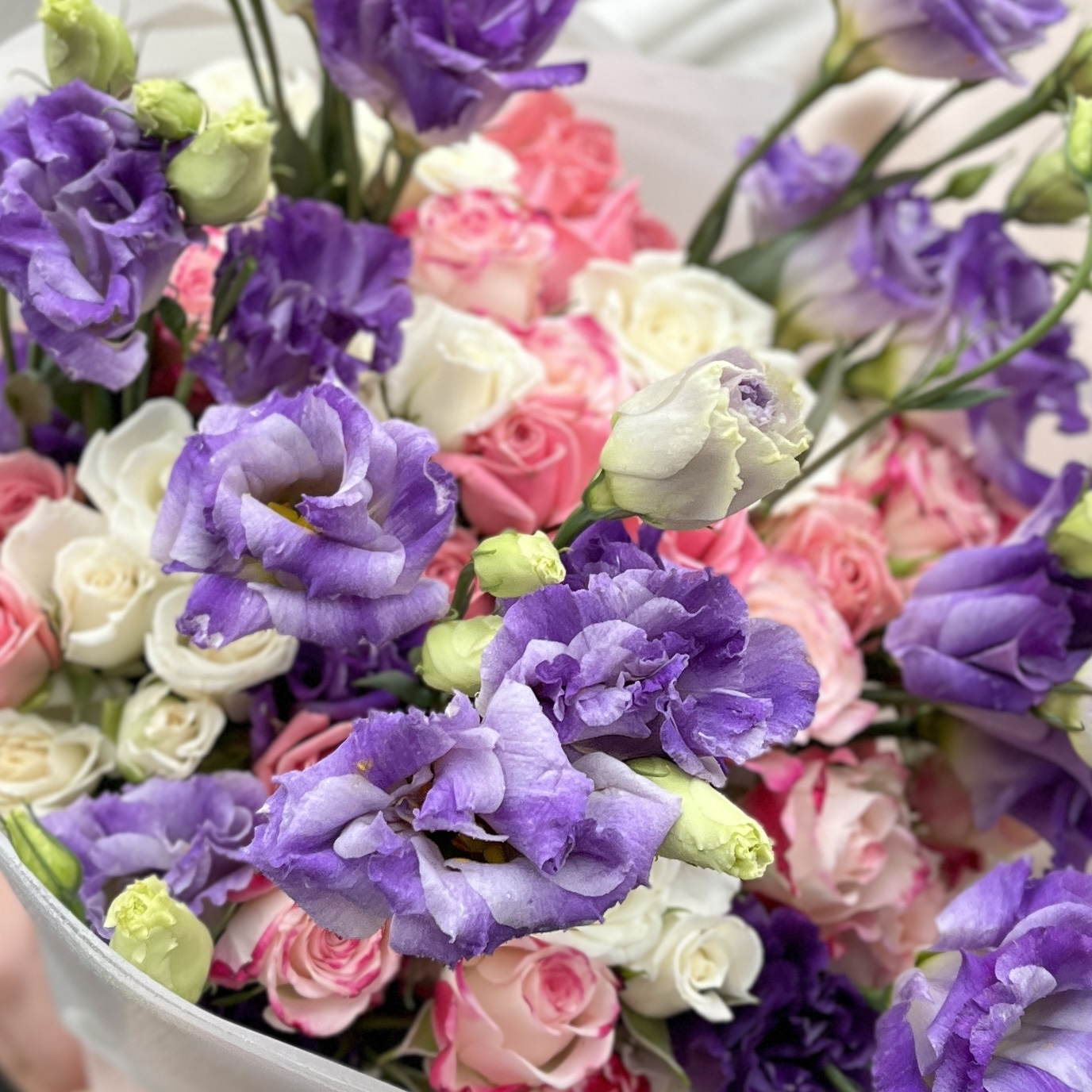 15 нежных кустовых роз с лавандовой эустомой