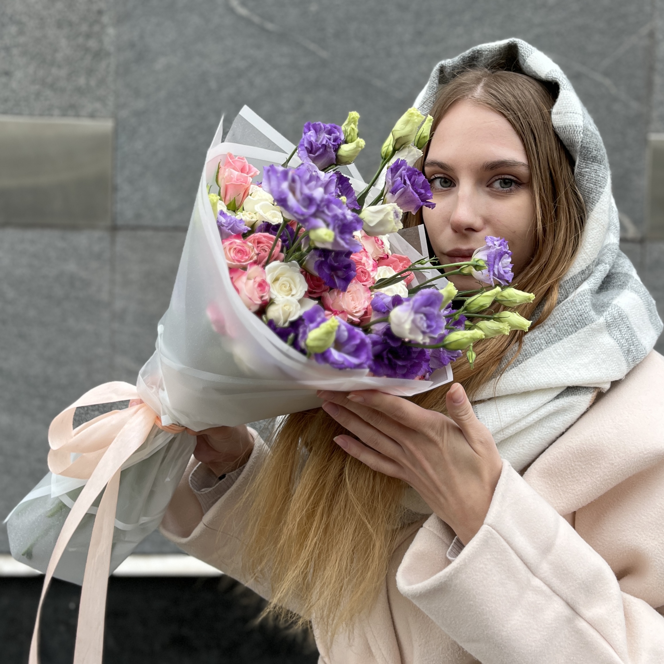 15 нежных кустовых роз с лавандовой эустомой