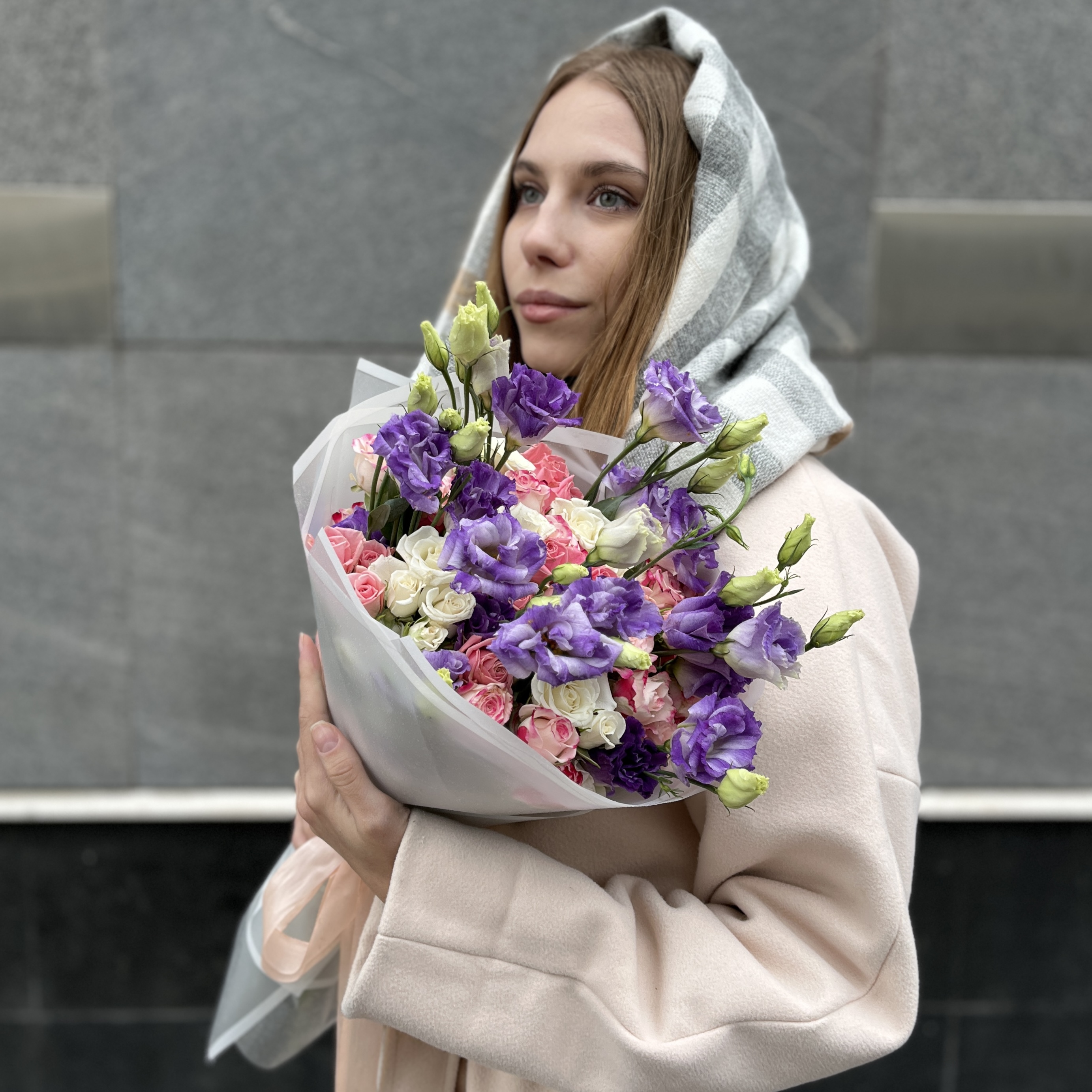 15 нежных кустовых роз с лавандовой эустомой