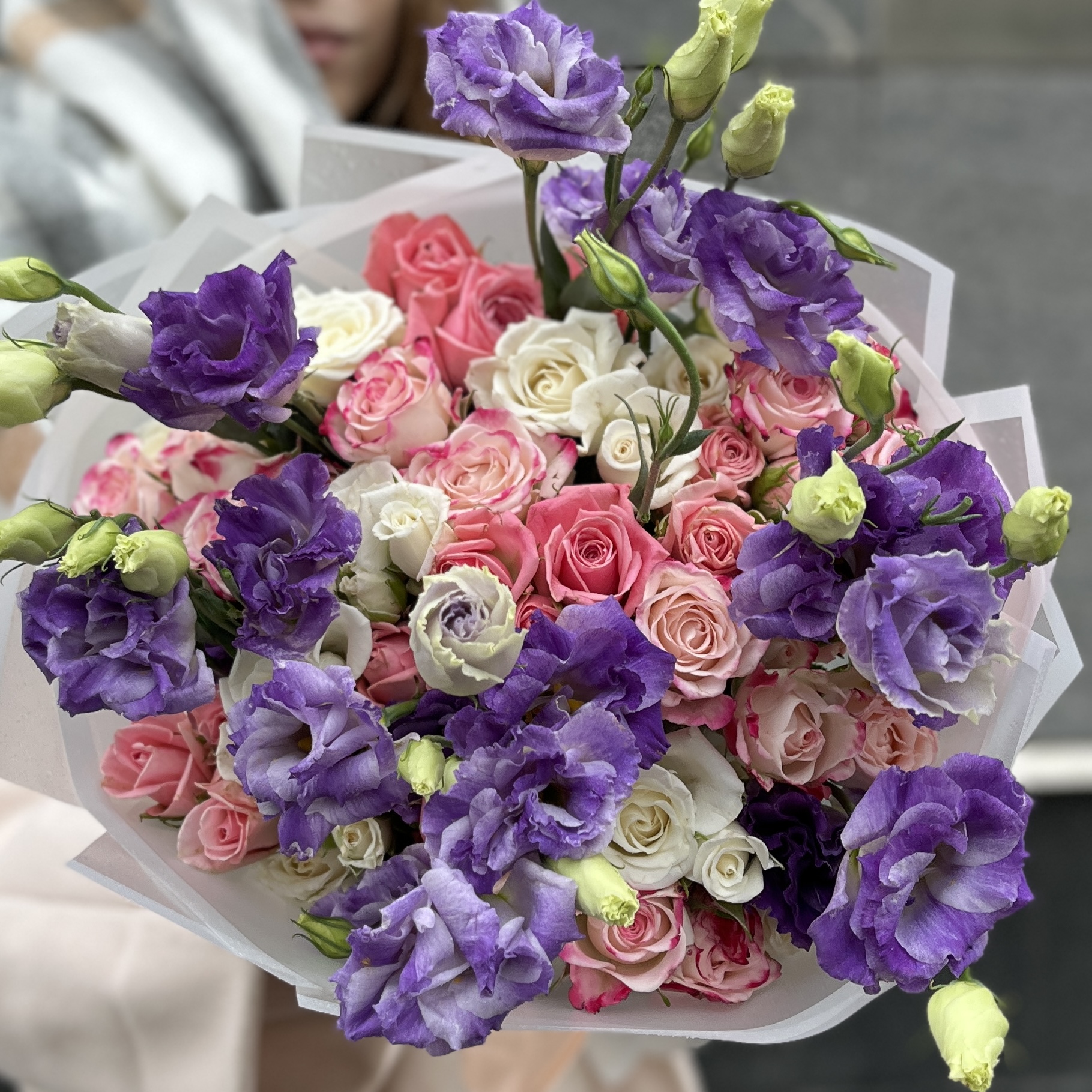 15 нежных кустовых роз с лавандовой эустомой