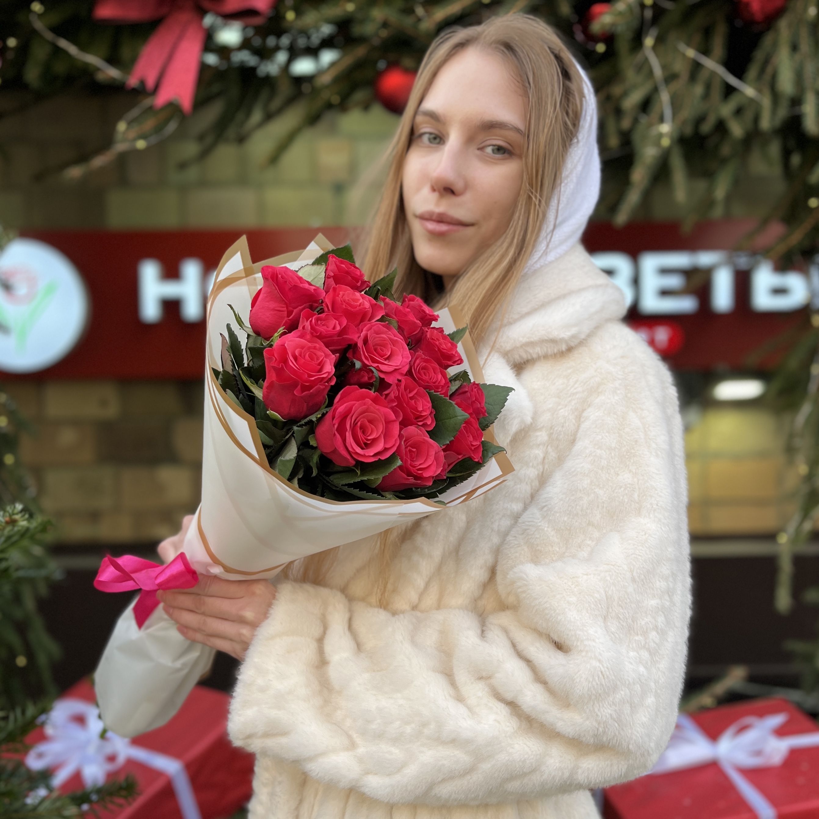 15 малиновых роз Такаци 50 см