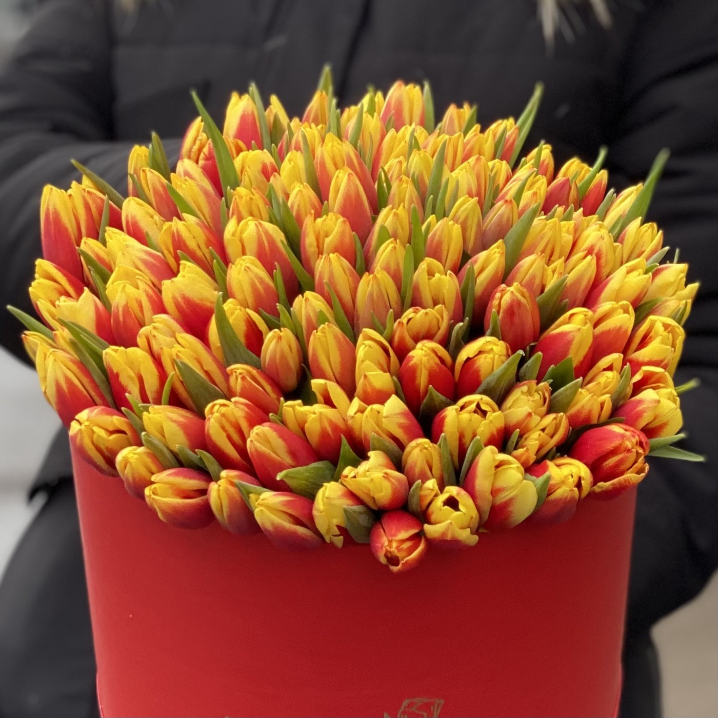 101 красно-жёлтый тюльпан в шляпной коробке