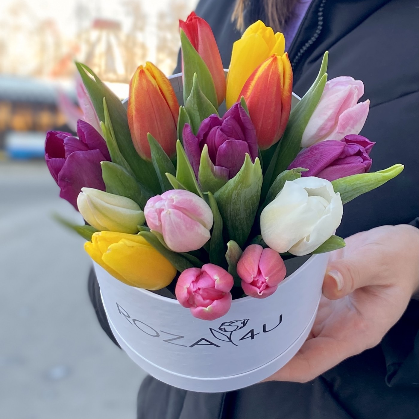 15 разноцветных тюльпанов в коробке