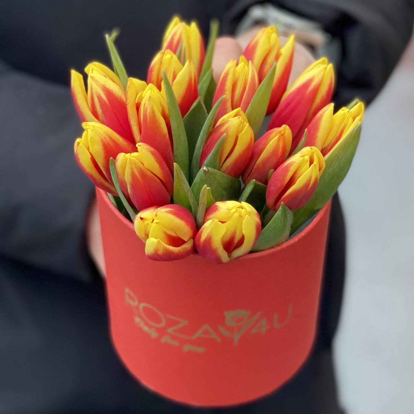 15 красно-жёлтых тюльпанов в шляпной коробке