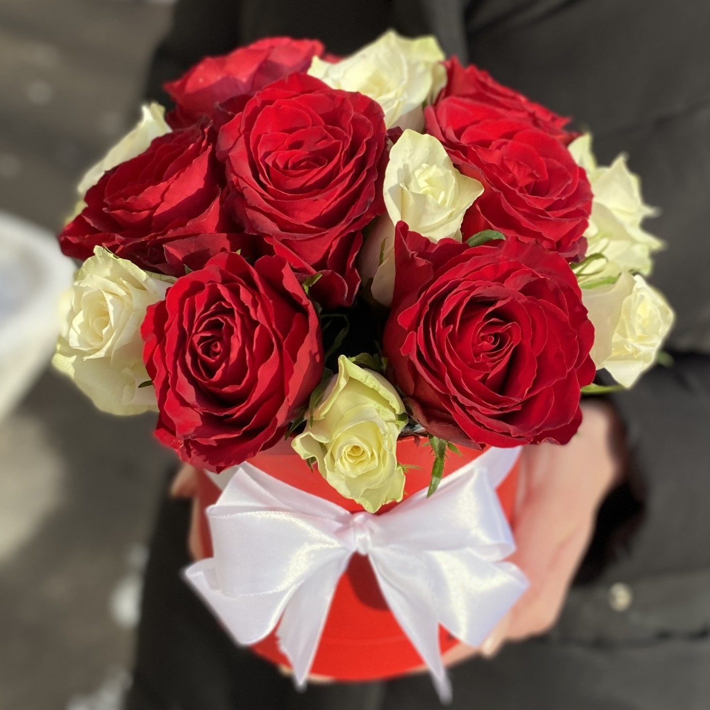 15 красных и белых роз в коробке