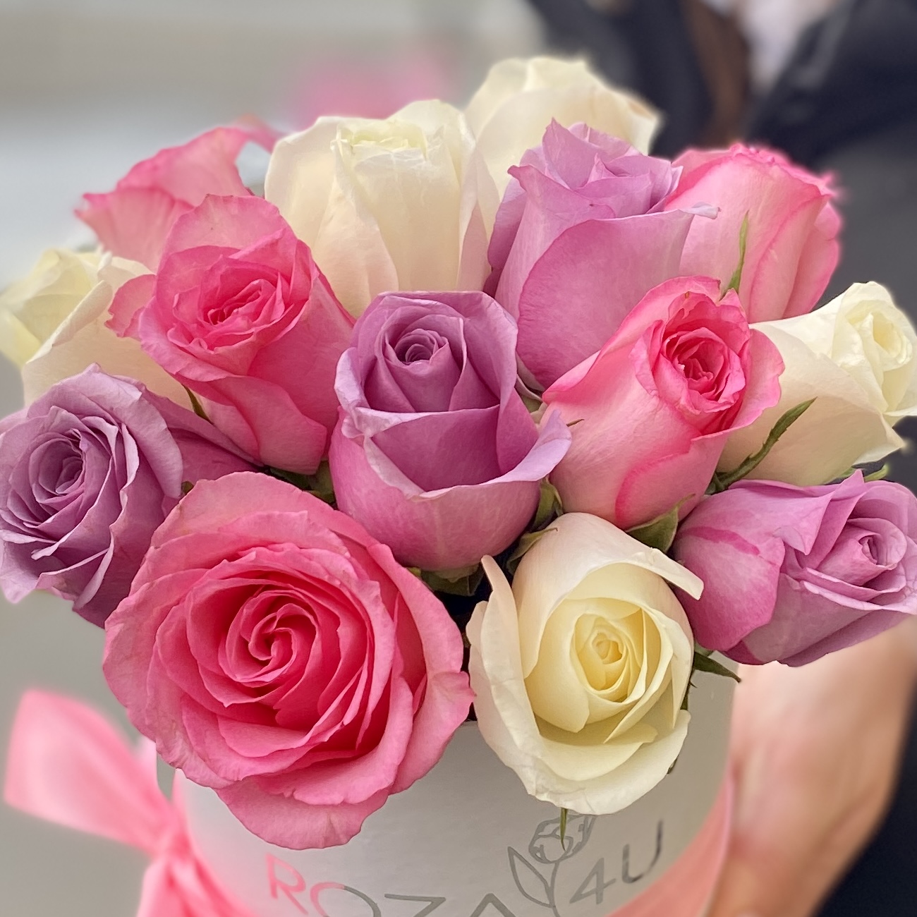 15 сиреневых розовых и белых роз в коробке