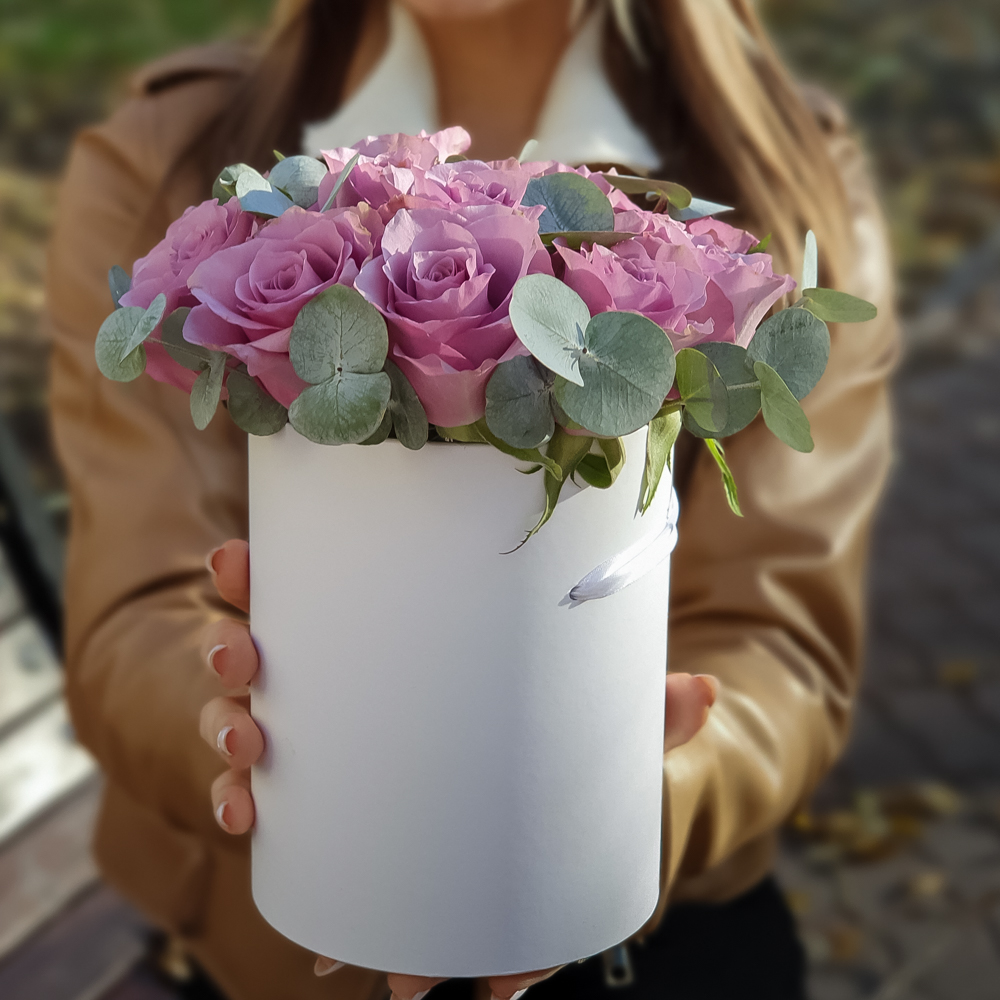 Сиреневые розы с эвкалиптом в коробке